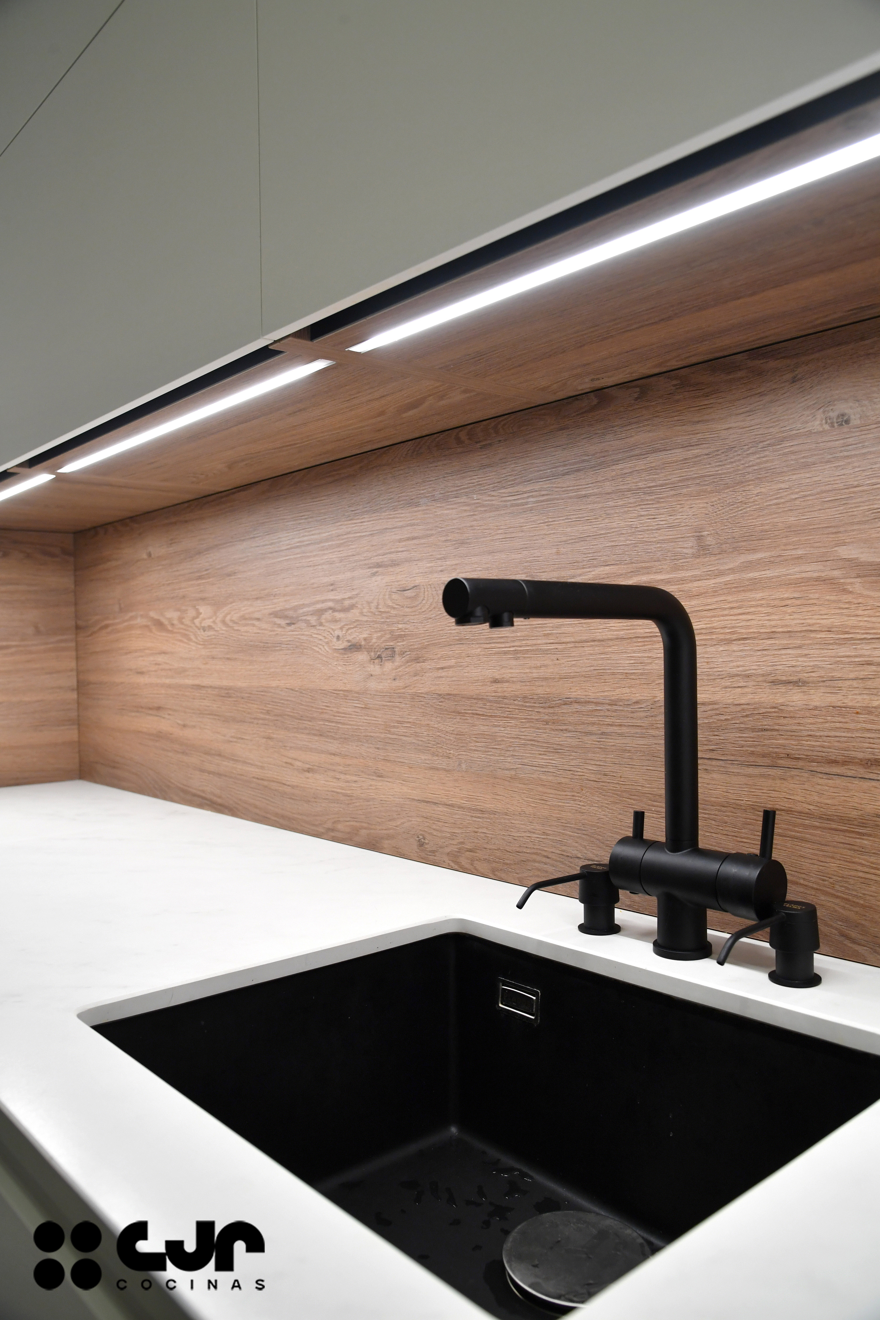 cocina blanca y madera en l con barra cocinas cjr