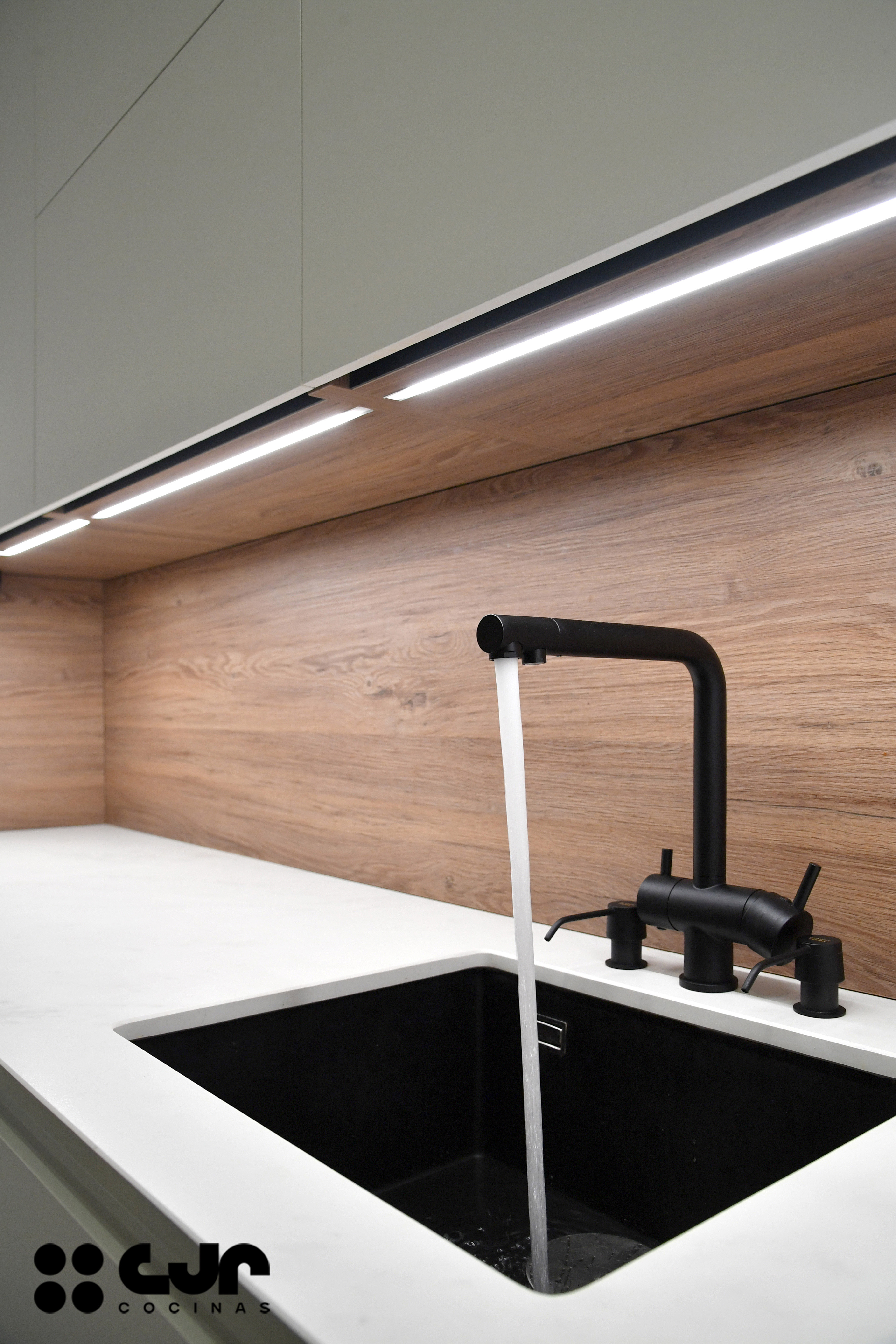 cocina blanca y madera en l con barra cocinas cjr