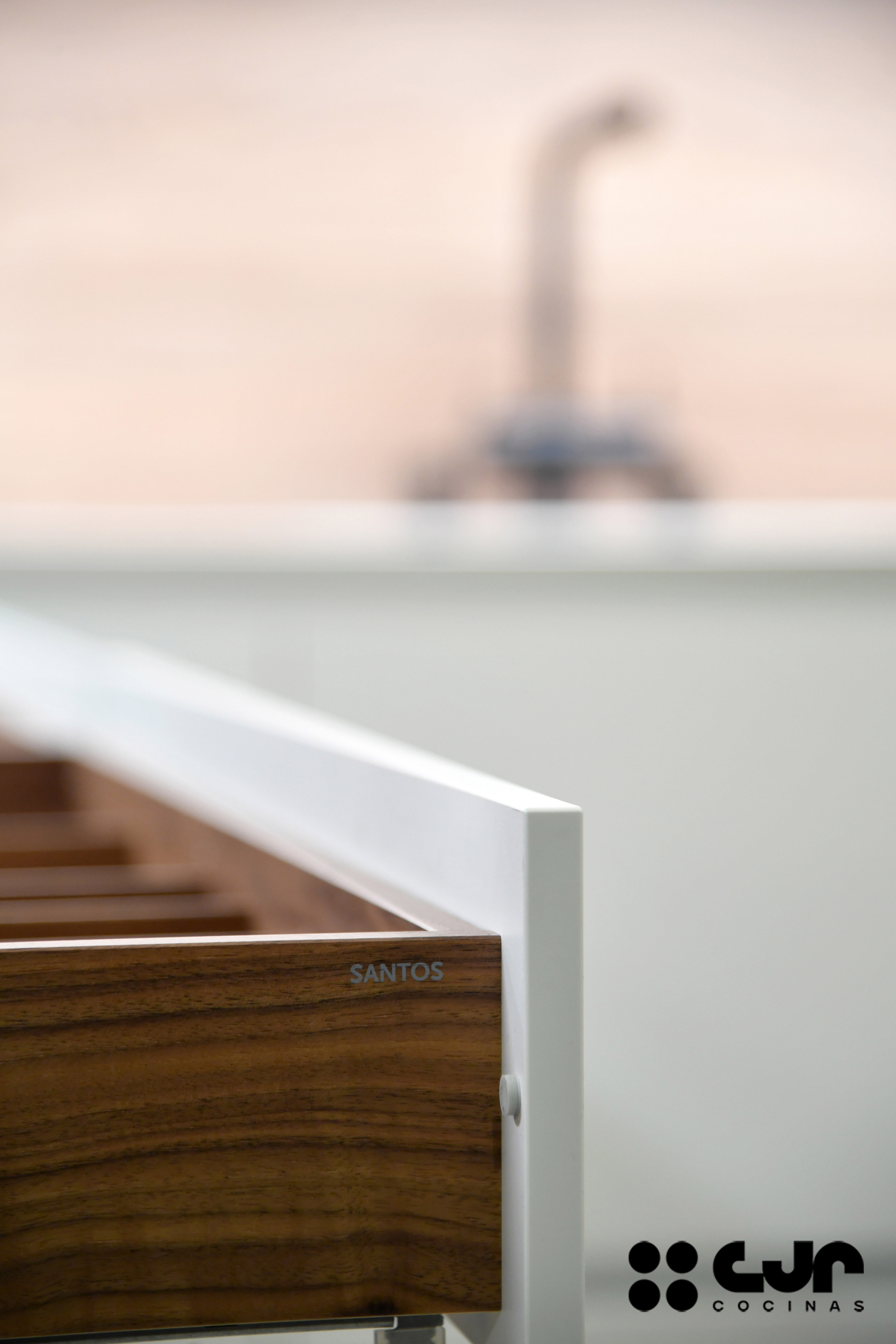 cocina blanca y madera en l con barra cocinas cjr