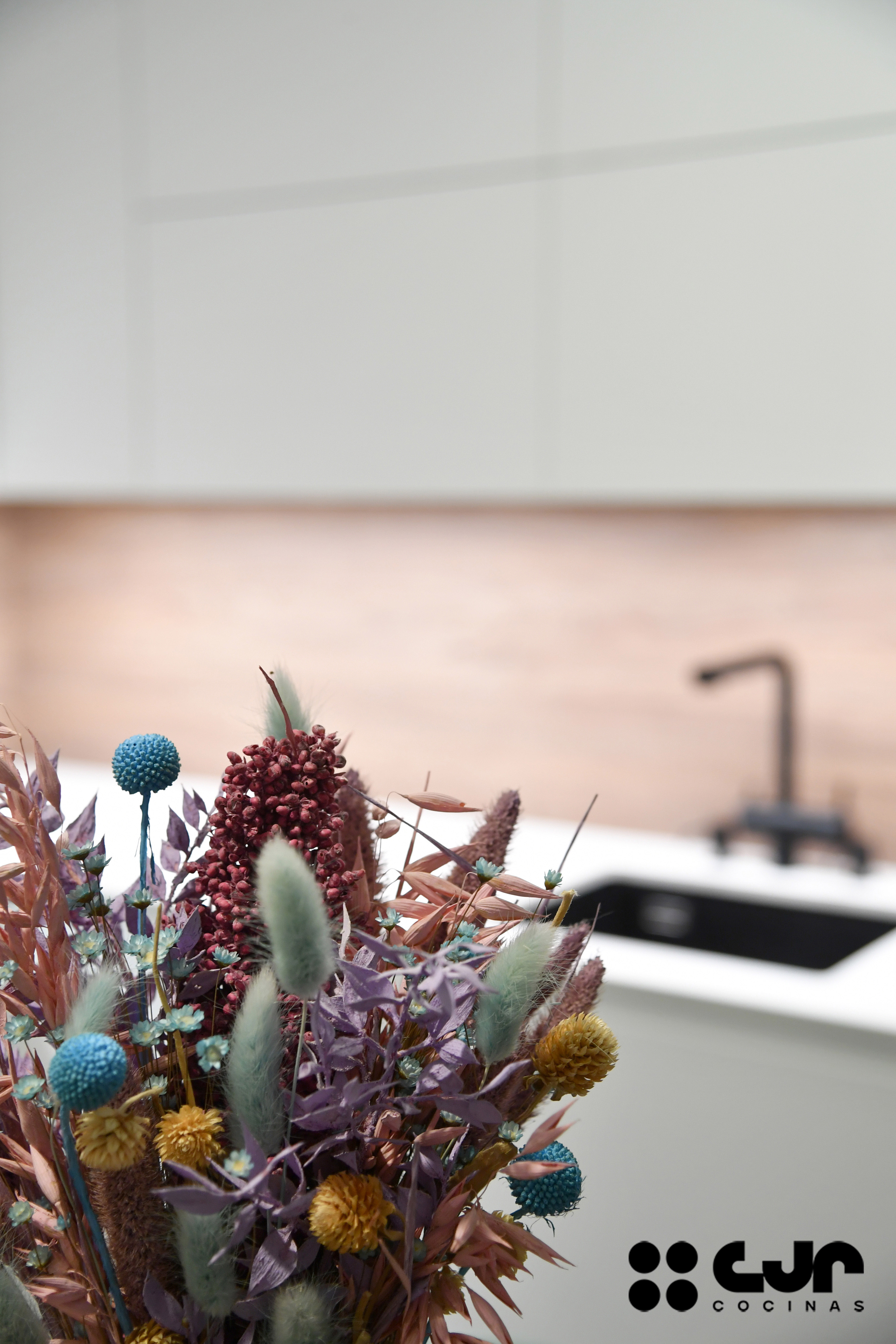 cocina blanca y madera en l con barra cocinas cjr