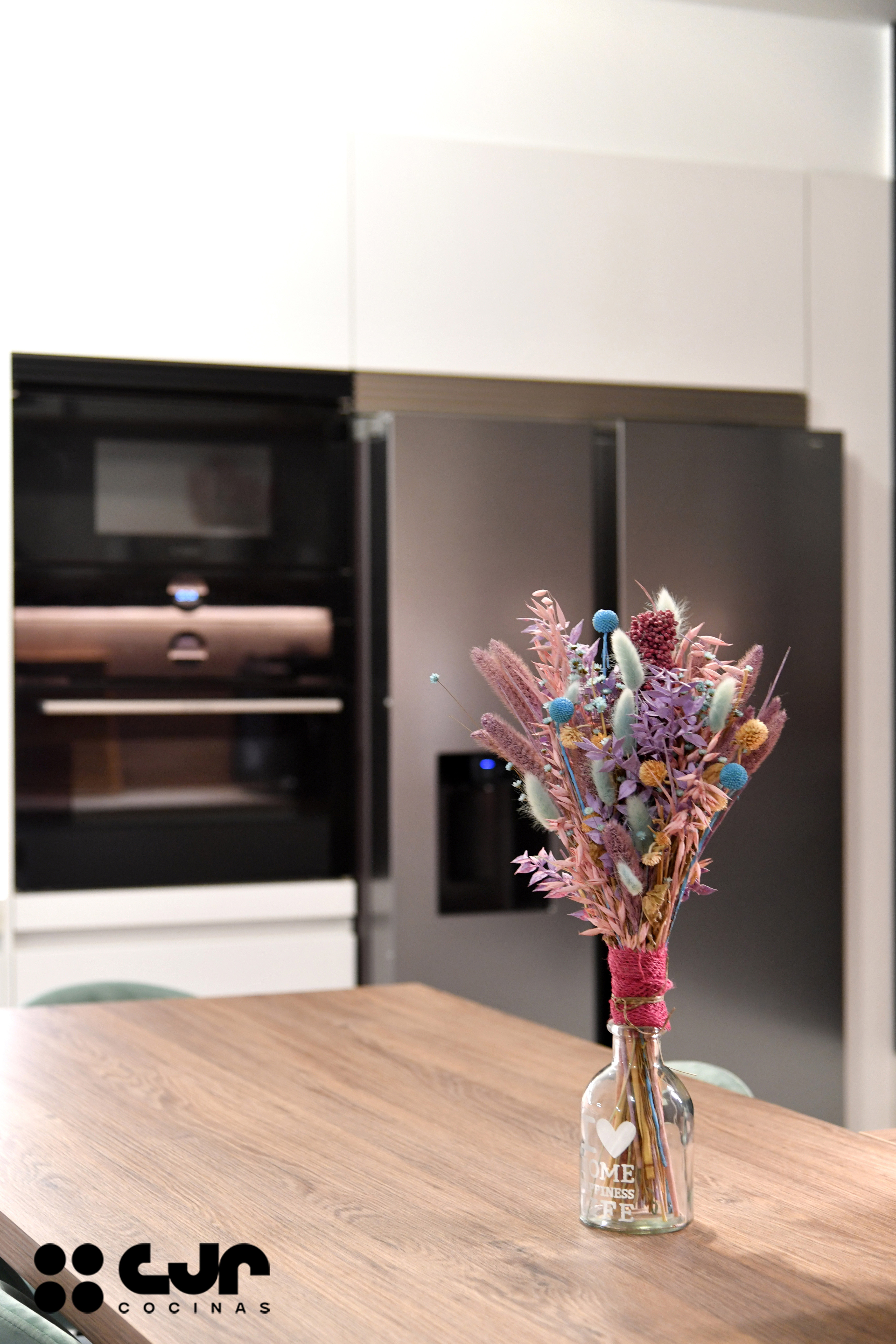 cocina blanca y madera en l con barra cocinas cjr