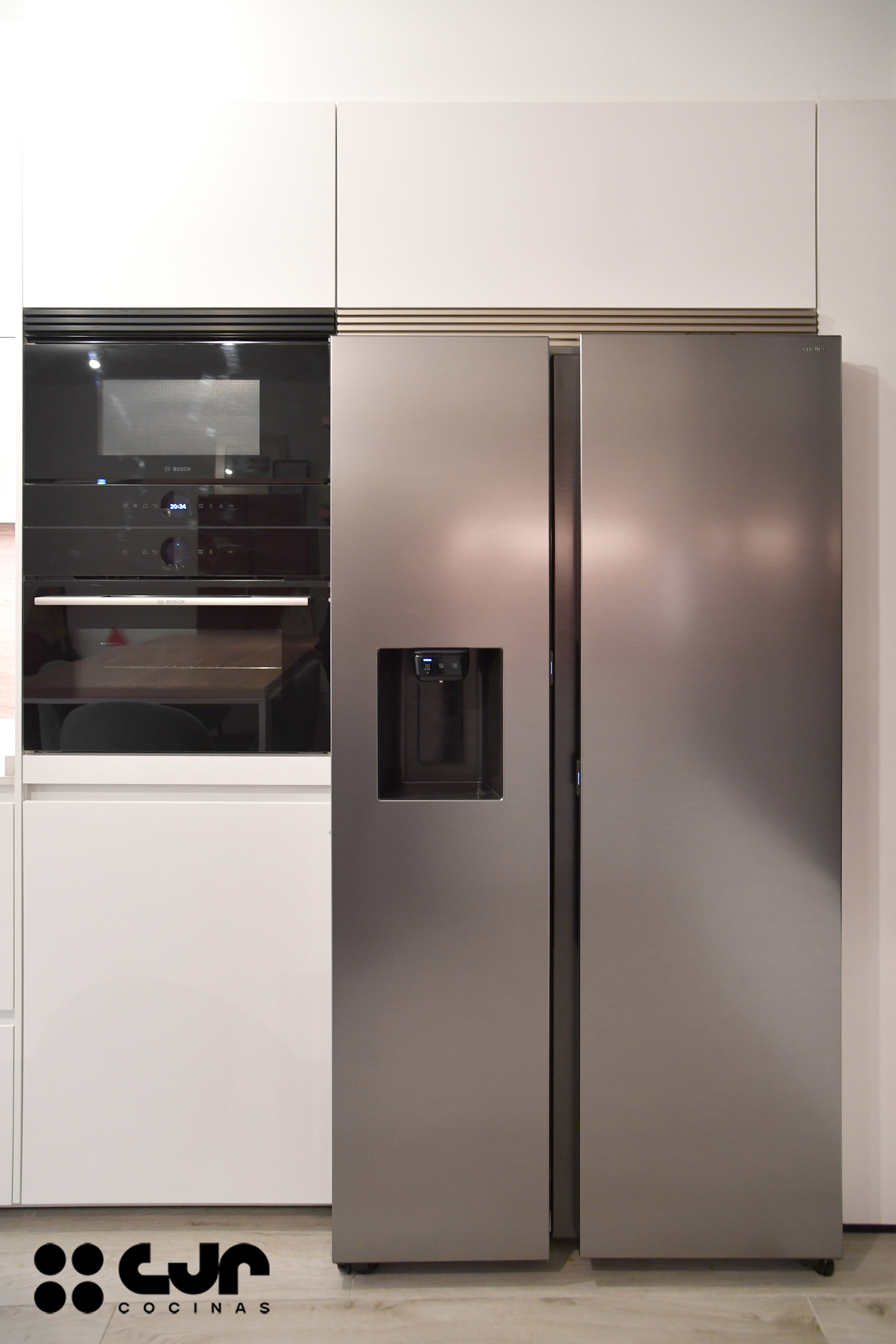 cocina blanca y madera en l con barra cocinas cjr