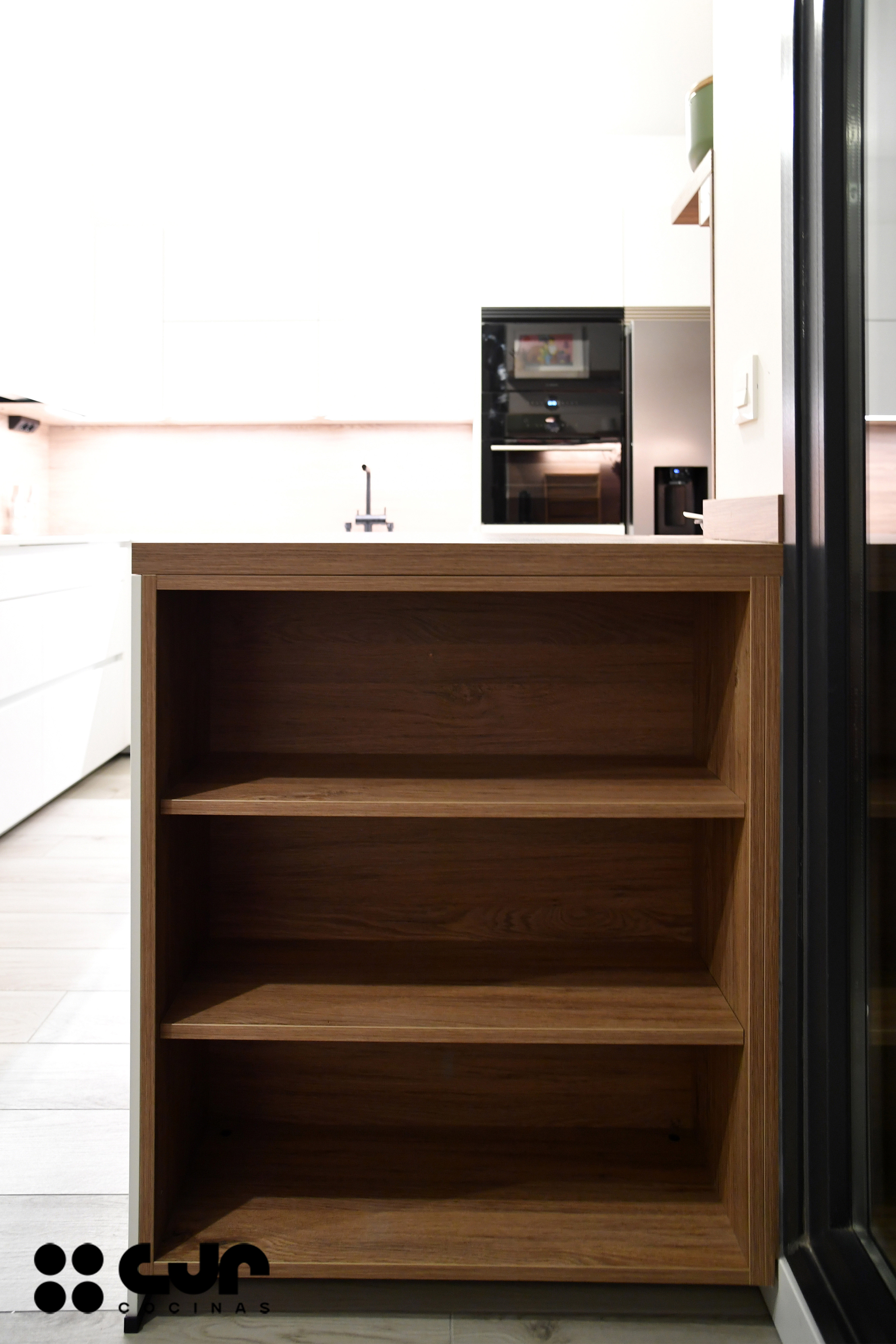 cocina blanca y madera en l con barra cocinas cjr