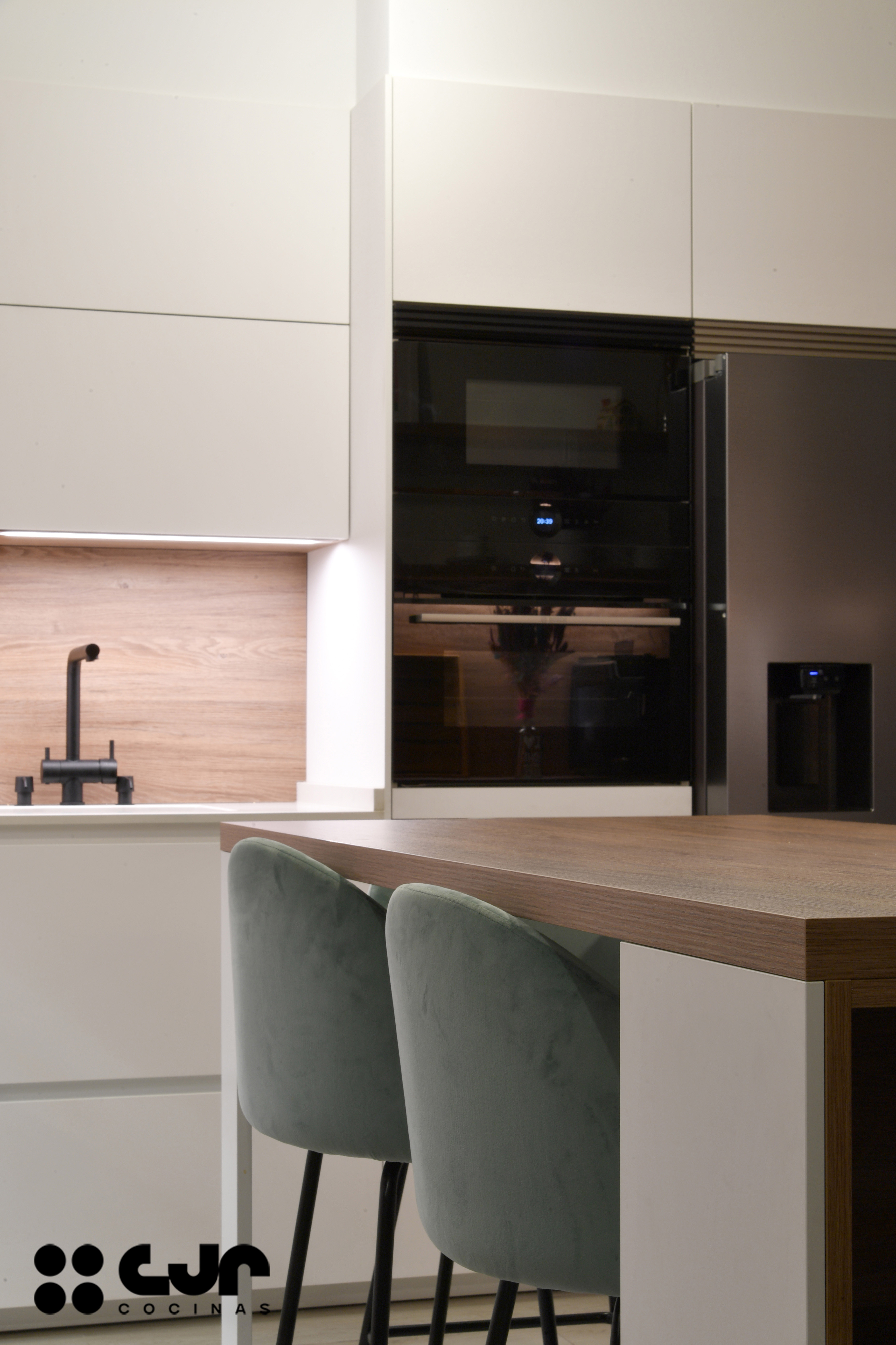 cocina blanca y madera en l con barra cocinas cjr