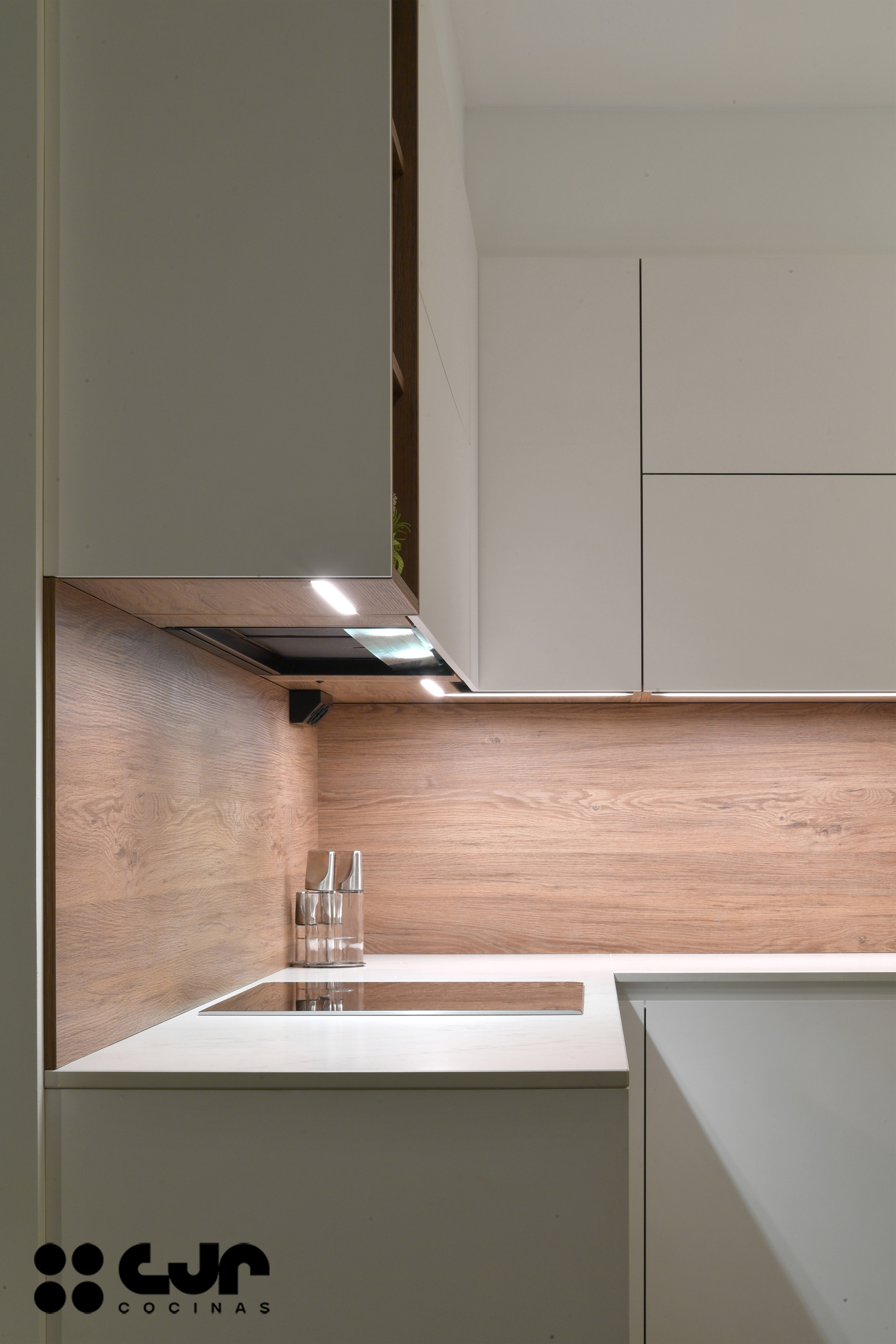 cocina blanca y madera en l con barra cocinas cjr