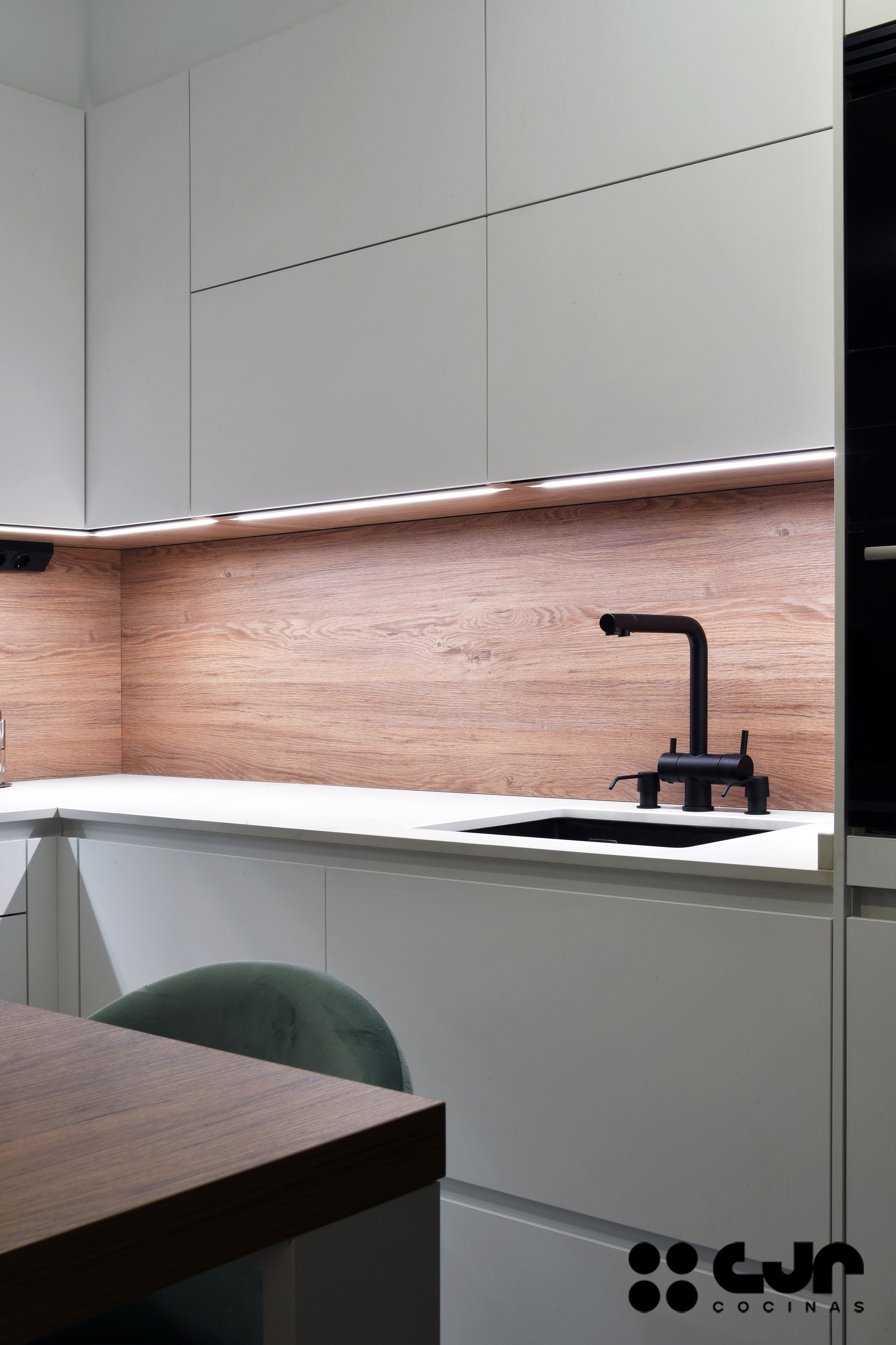 cocina blanca y madera en l con barra cocinas cjr