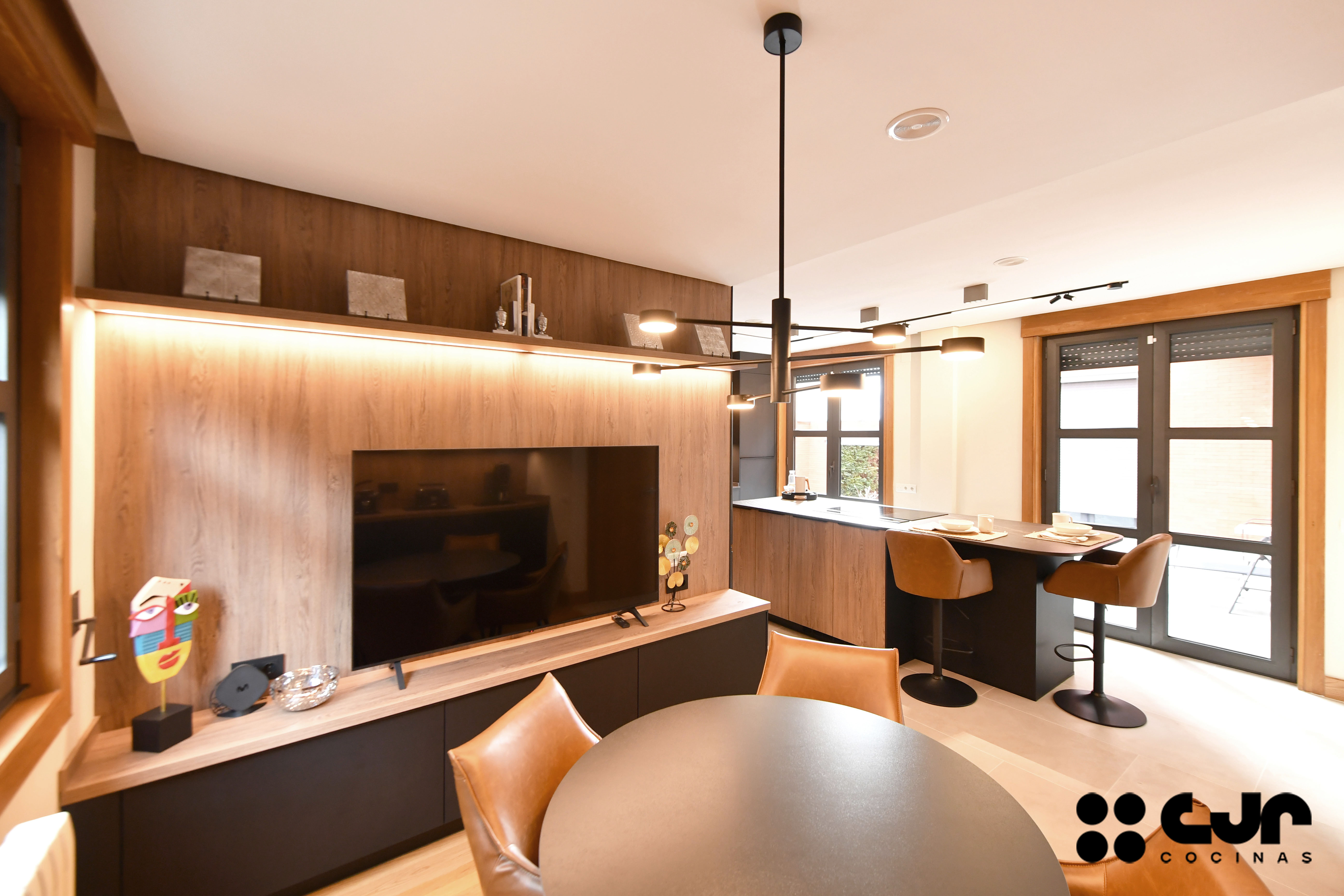 cocina negra mate y madera con isla Dekton Laurent cocinas cjr