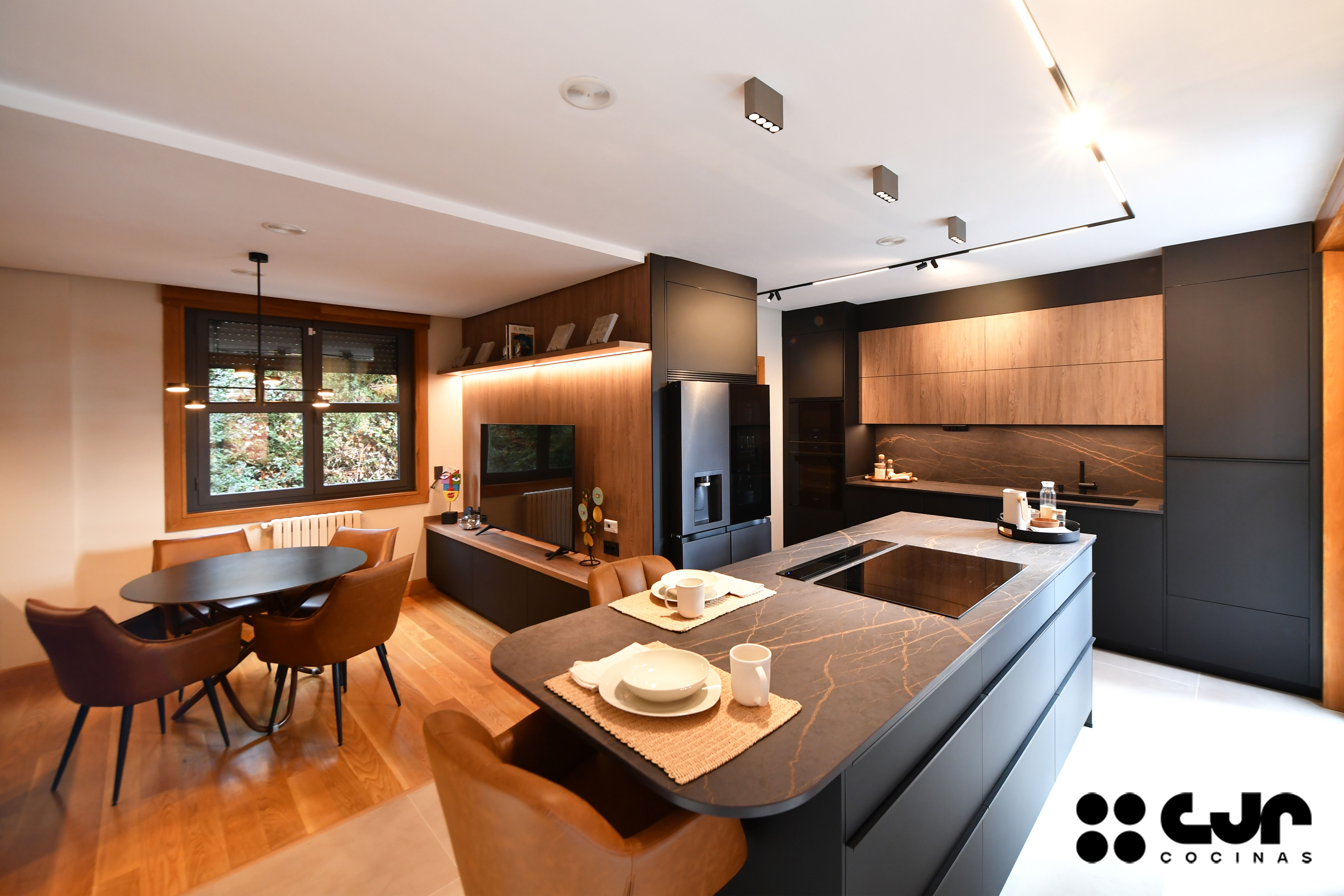 cocina negra mate y madera con isla Dekton Laurent cocinas cjr