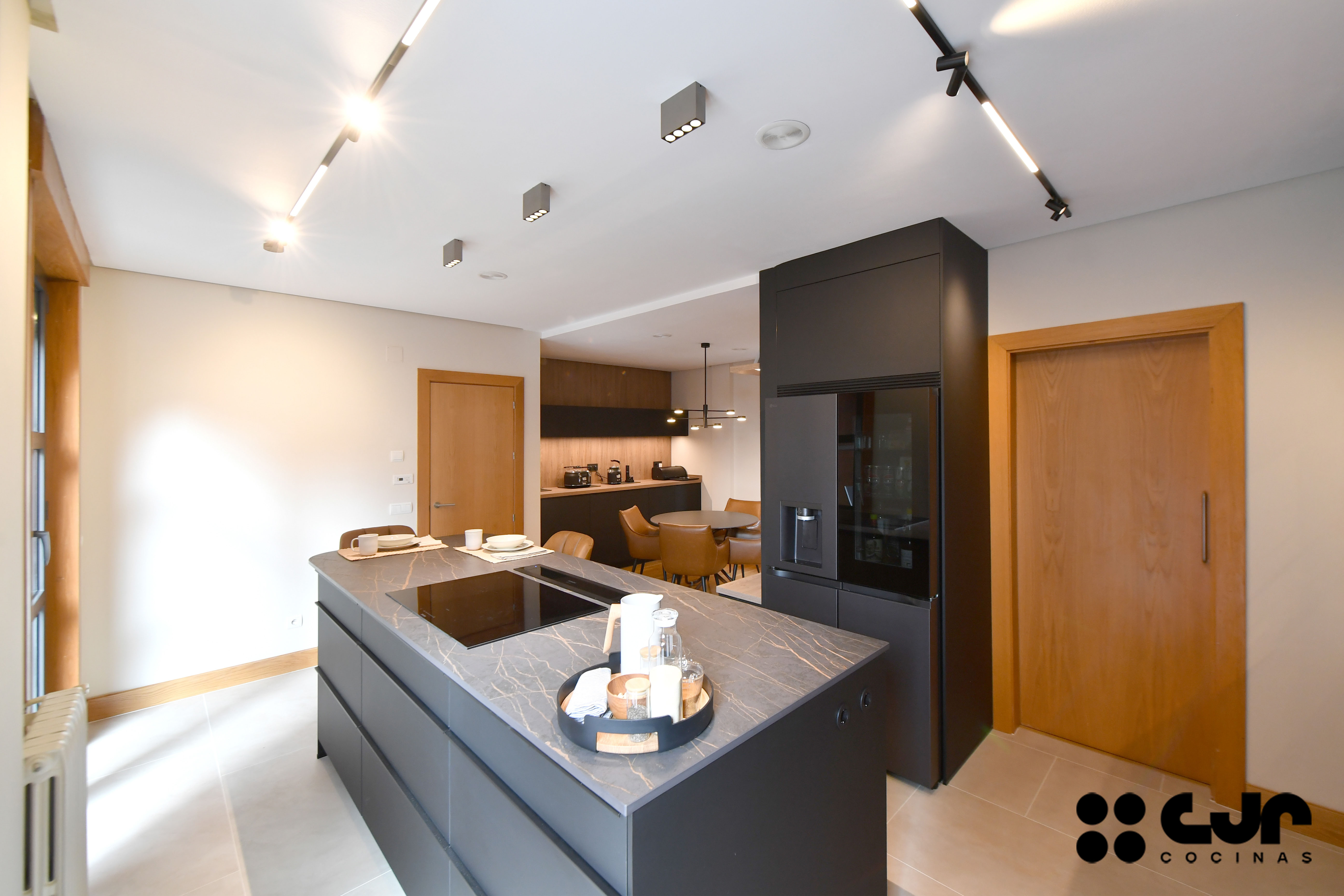 cocina negra mate y madera con isla Dekton Laurent cocinas cjr