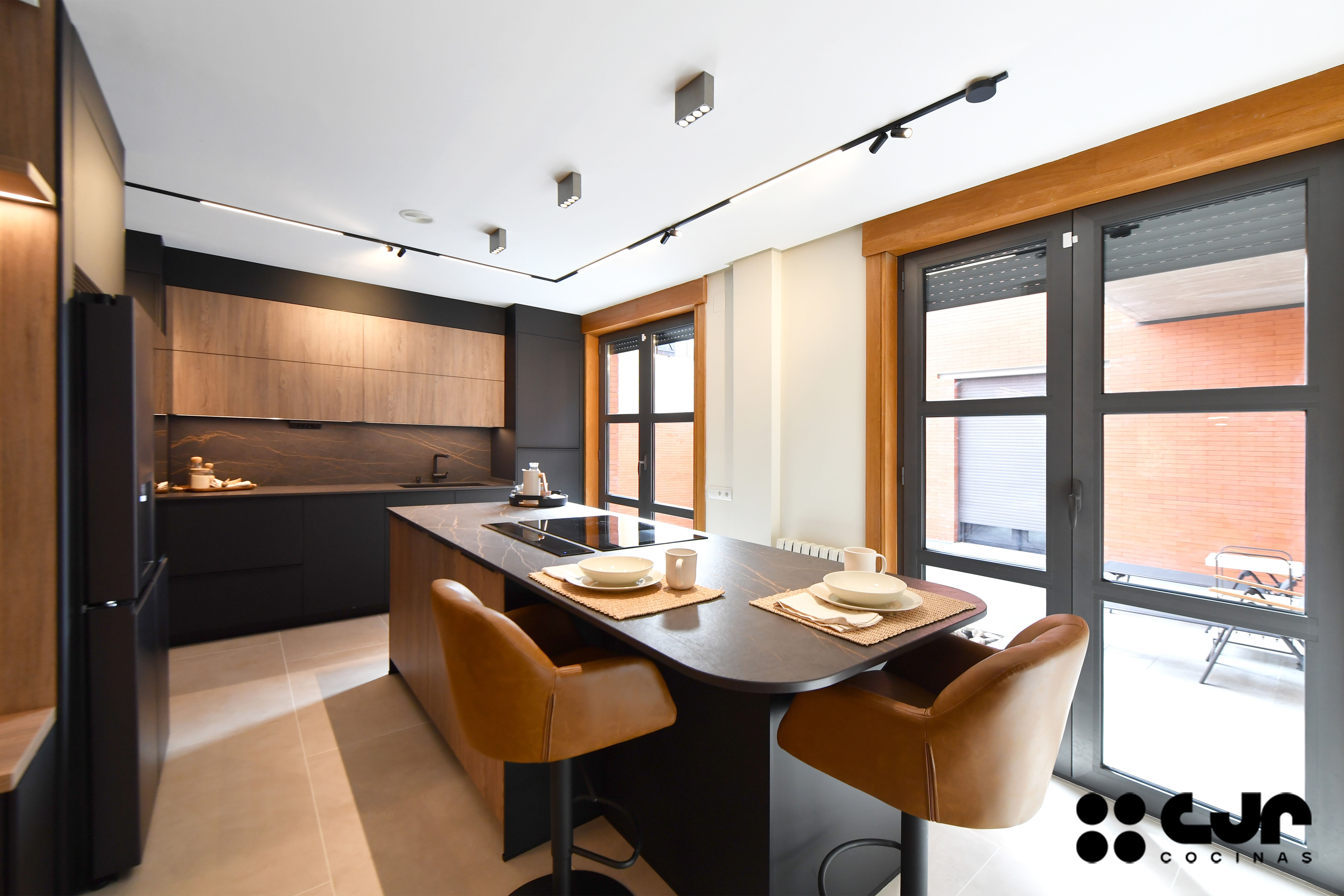 cocina negra mate y madera con isla Dekton Laurent cocinas cjr