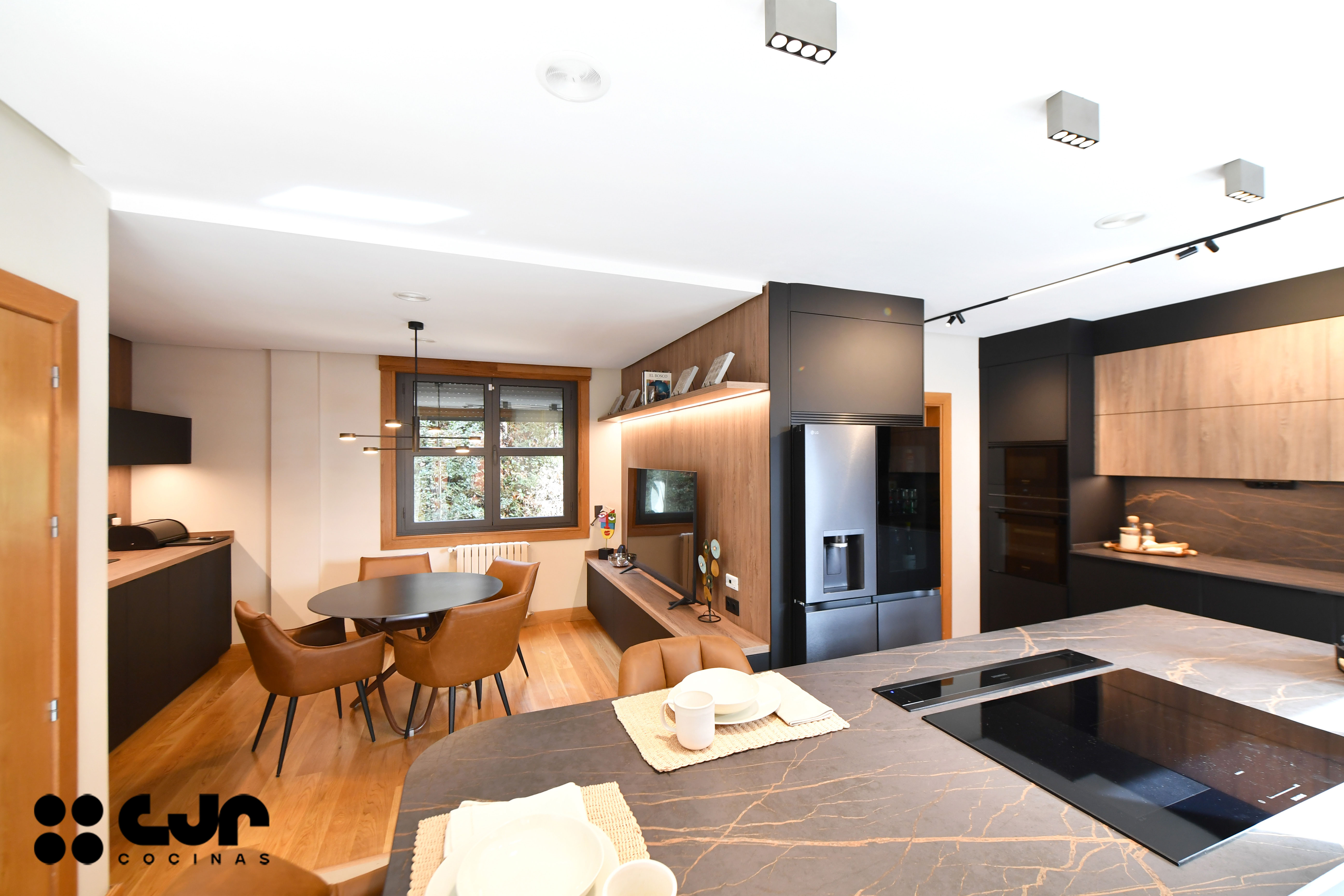 cocina negra mate y madera con isla Dekton Laurent cocinas cjr