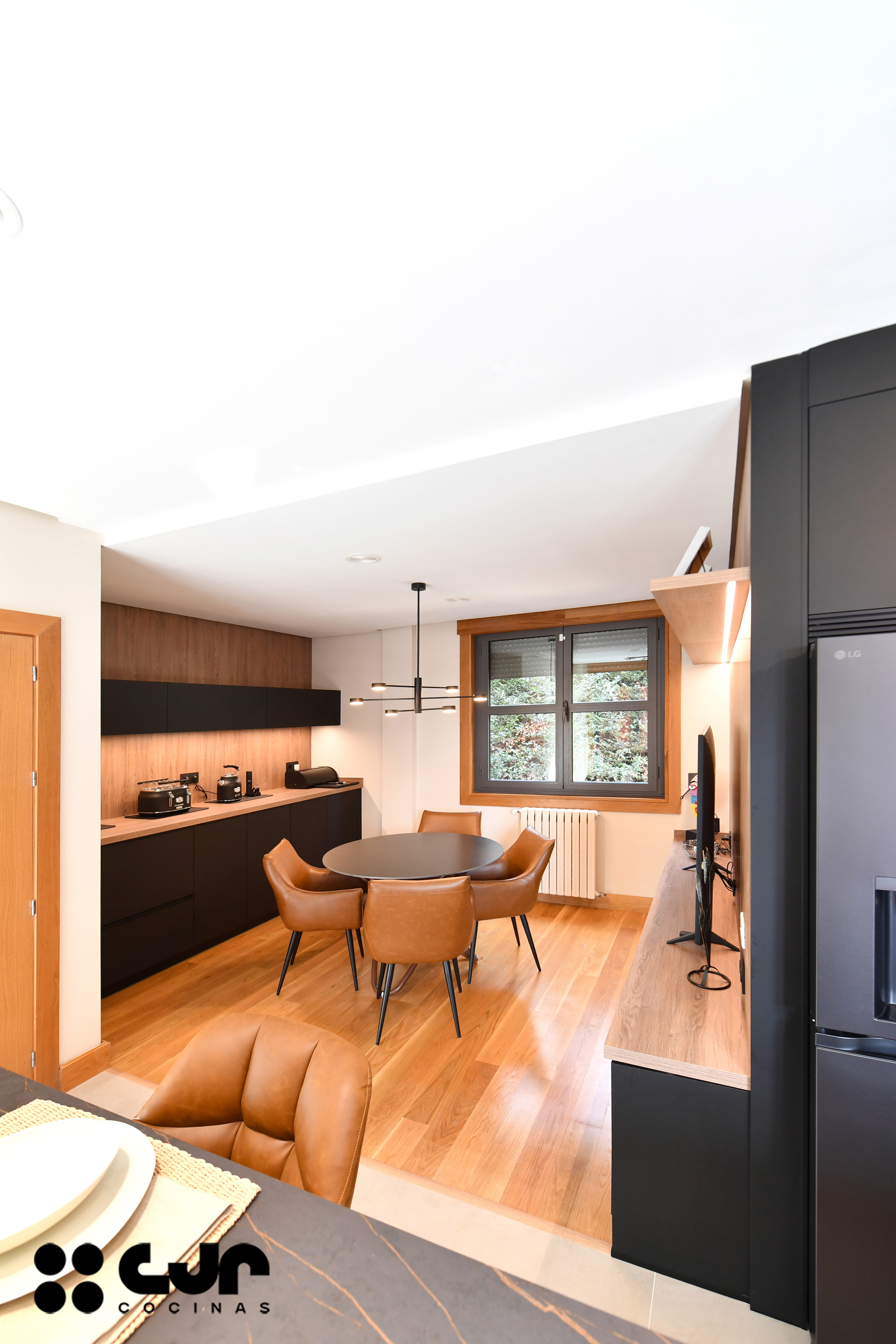 cocina negra mate y madera con isla Dekton Laurent cocinas cjr