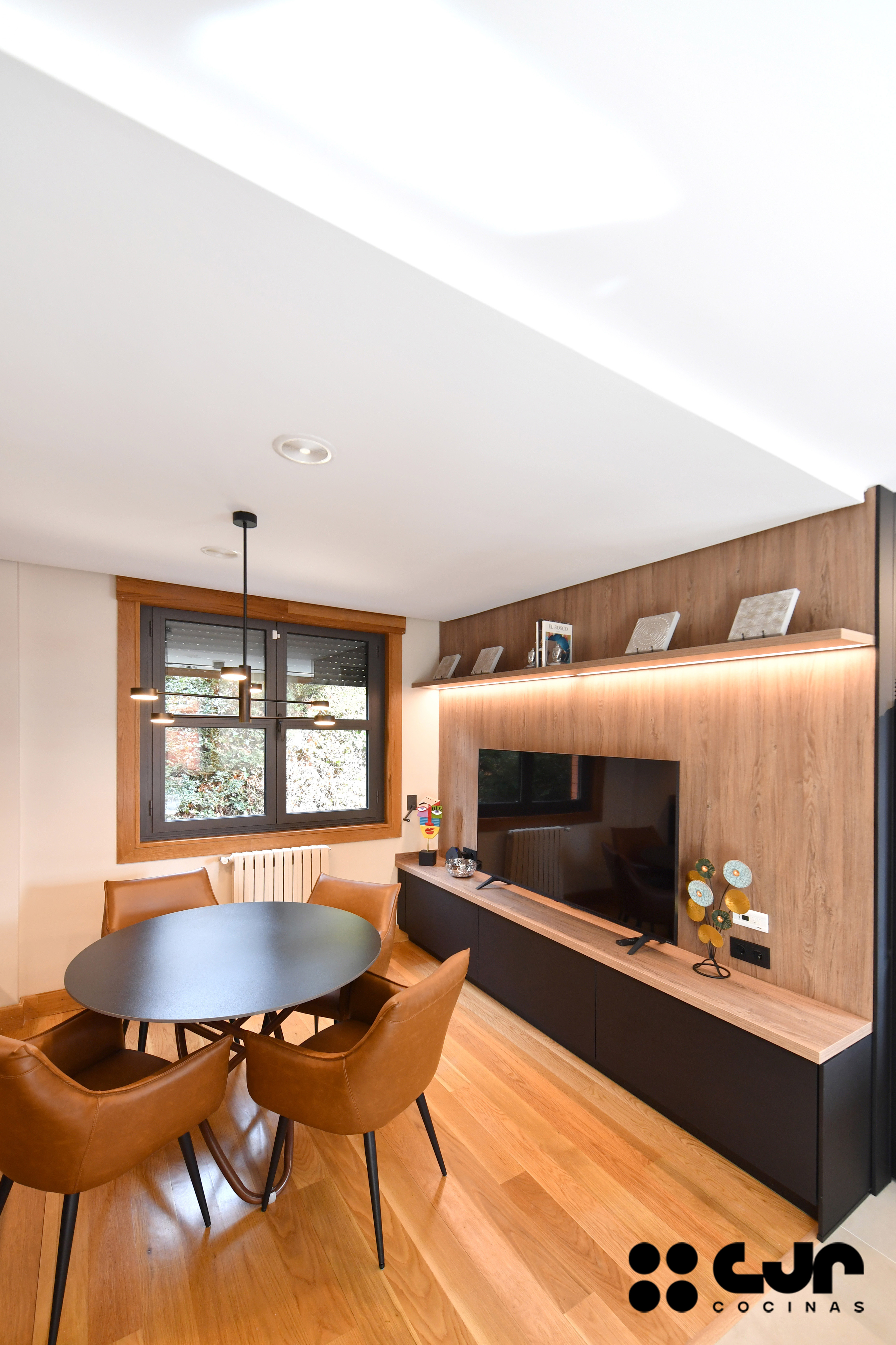 cocina negra mate y madera con isla Dekton Laurent cocinas cjr