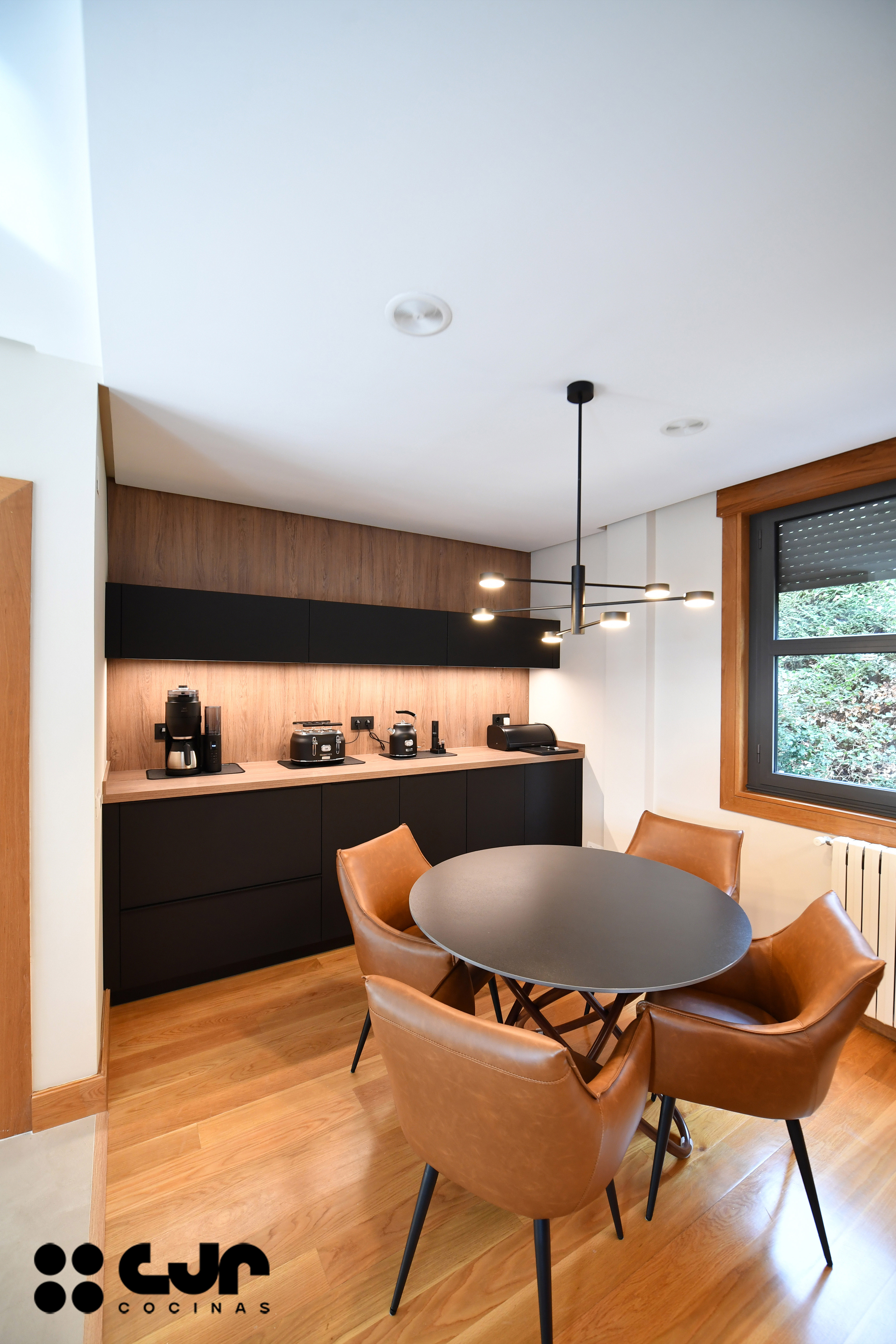 cocina negra mate y madera con isla Dekton Laurent cocinas cjr