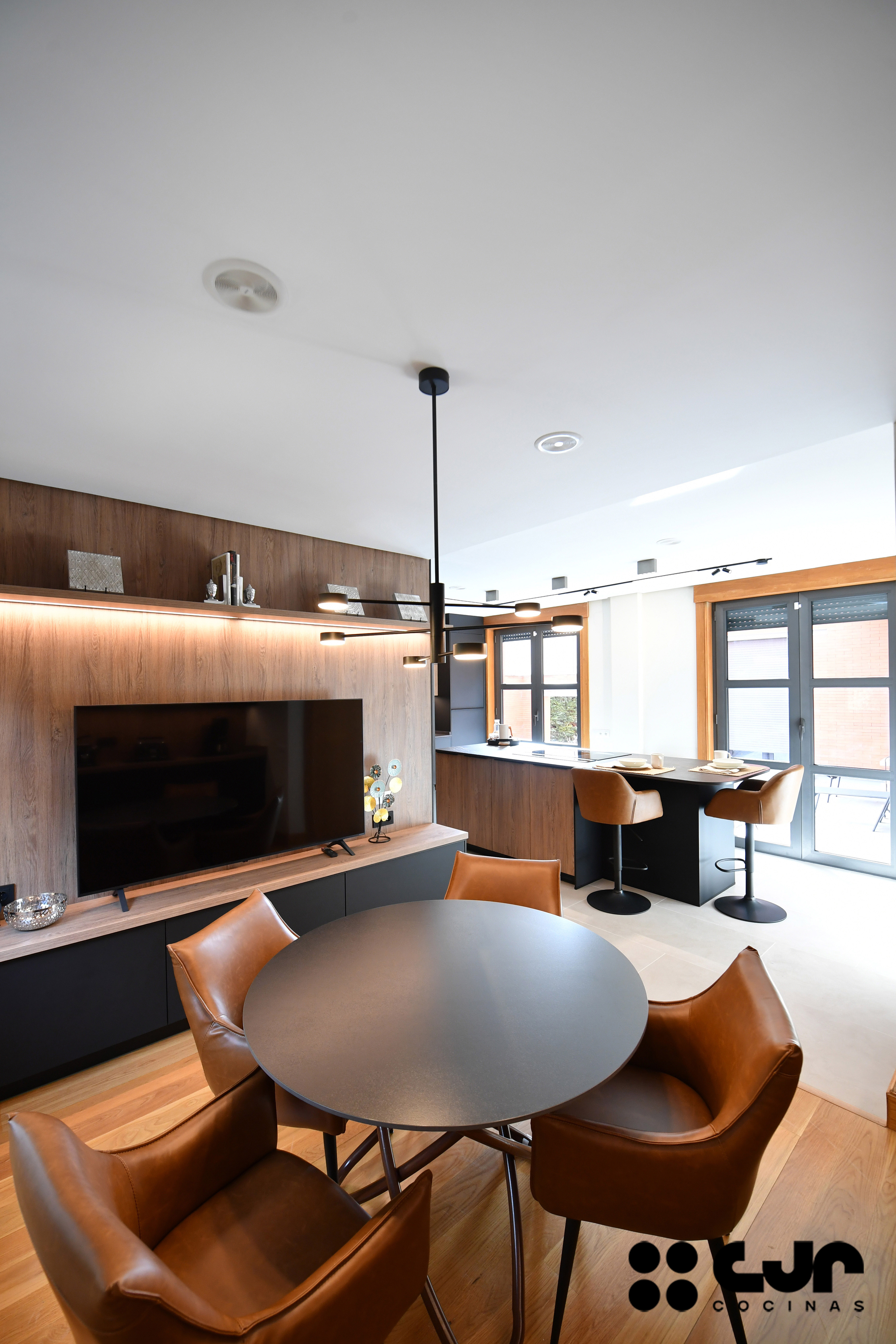 cocina negra mate y madera con isla Dekton Laurent cocinas cjr