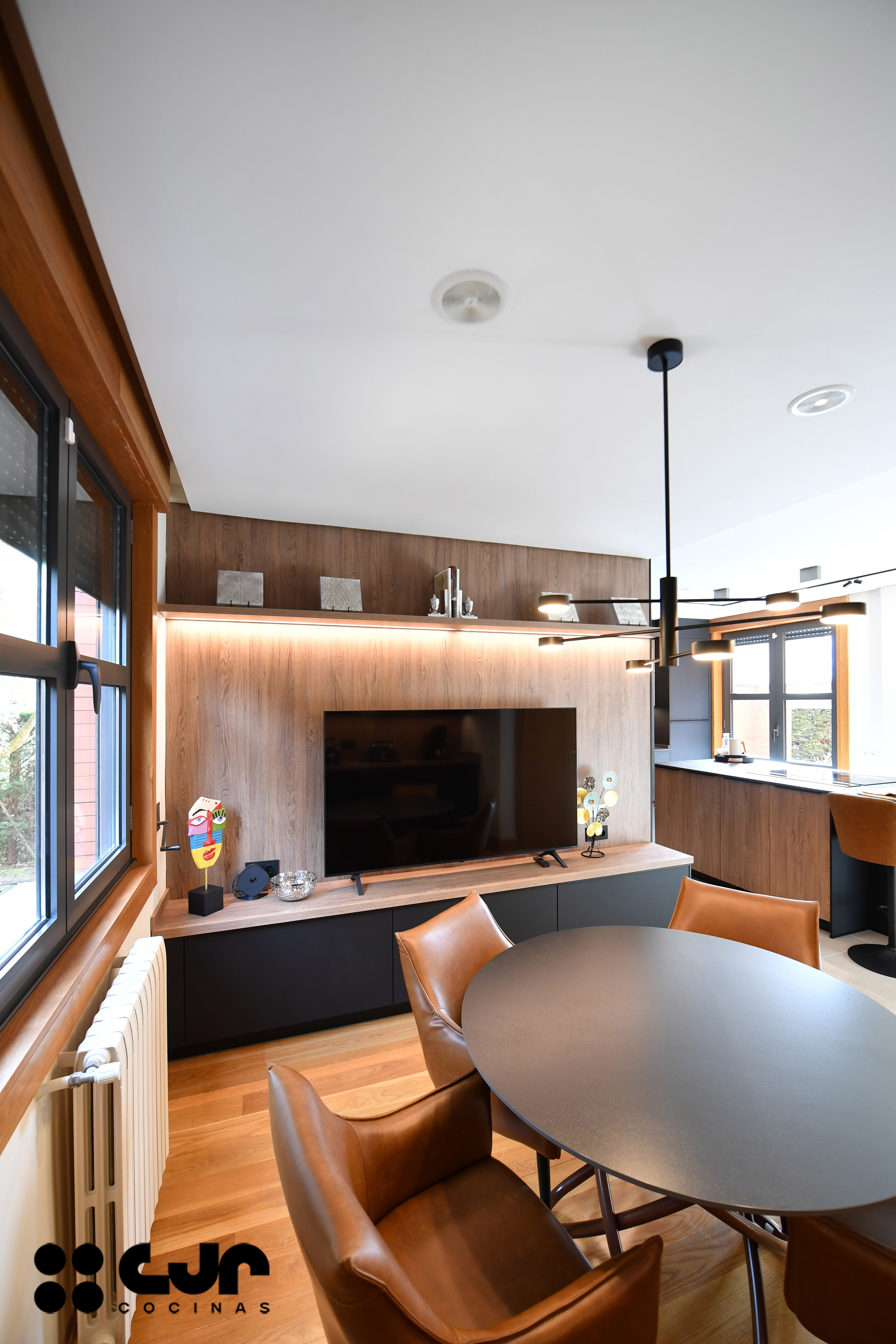 cocina negra mate y madera con isla Dekton Laurent cocinas cjr