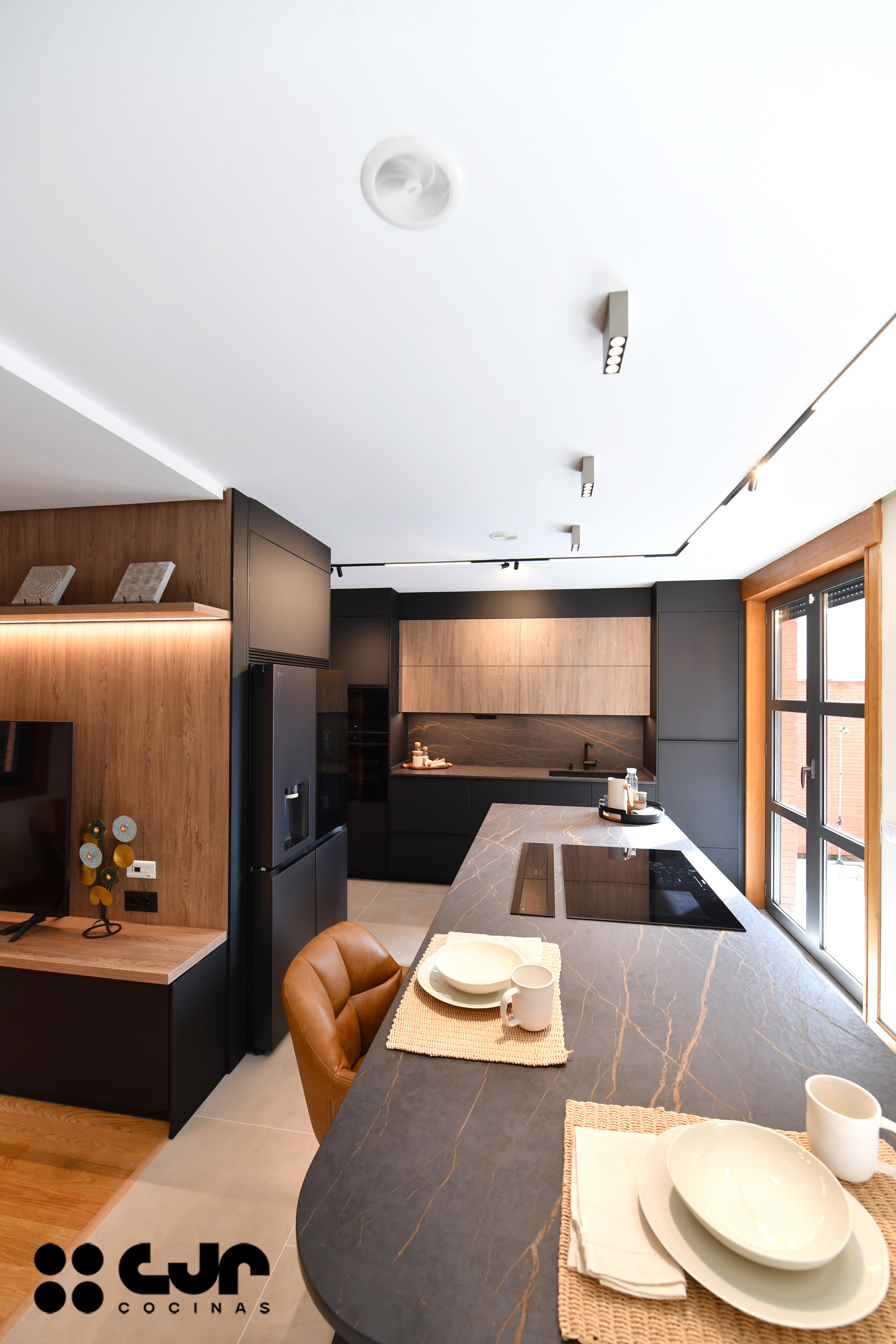 cocina negra mate y madera con isla Dekton Laurent cocinas cjr