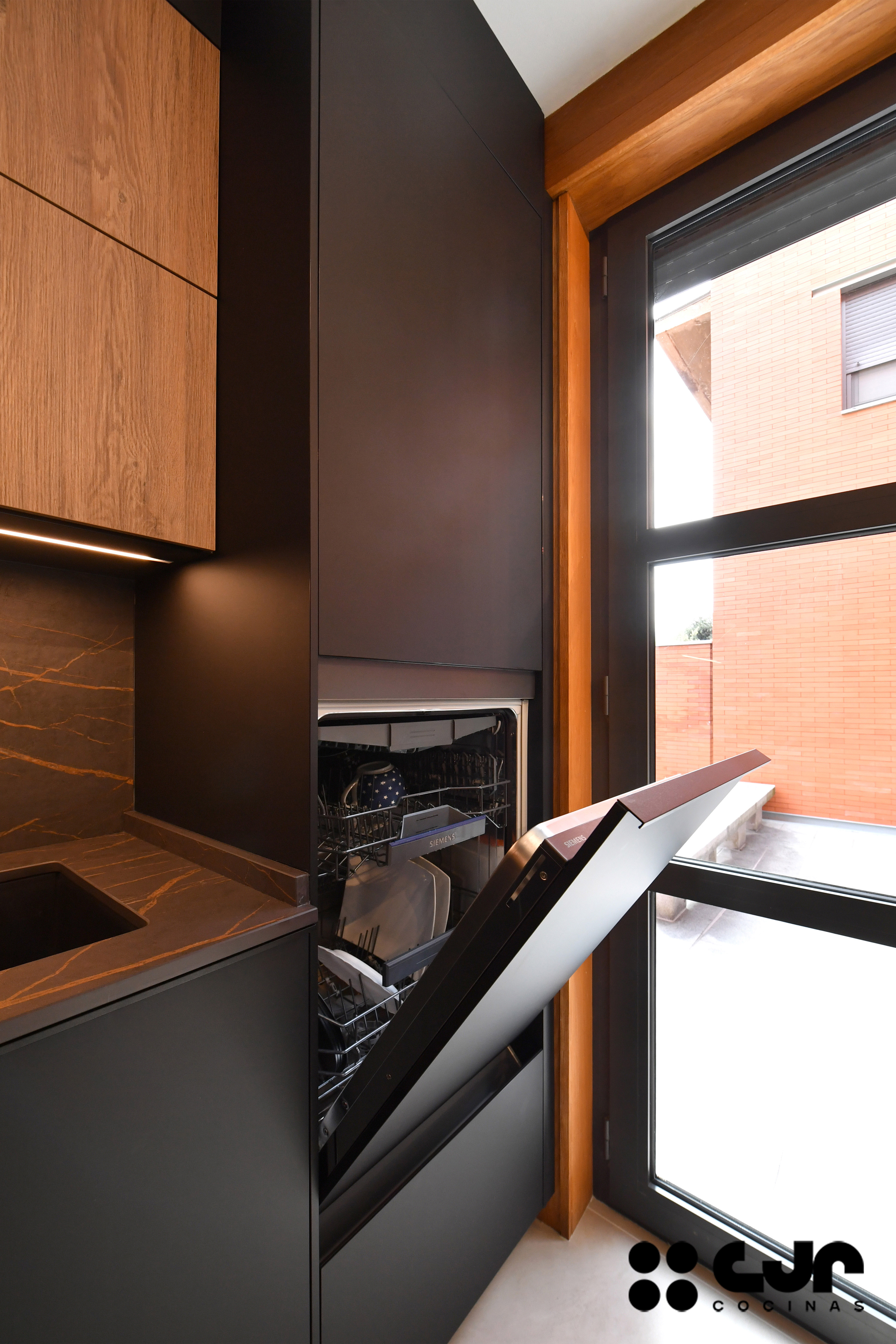 cocina negra mate y madera con isla Dekton Laurent cocinas cjr