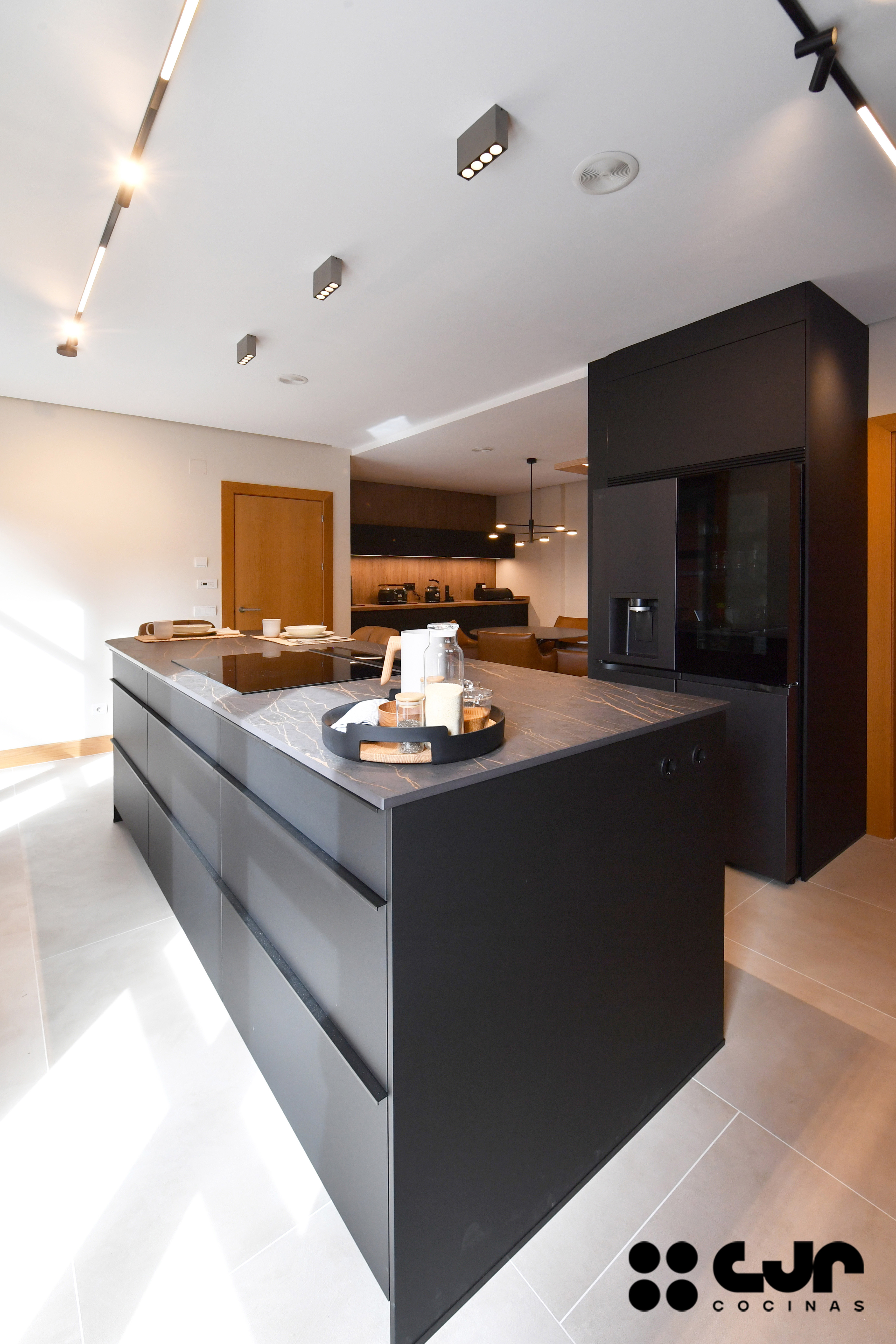 cocina negra mate y madera con isla Dekton Laurent cocinas cjr