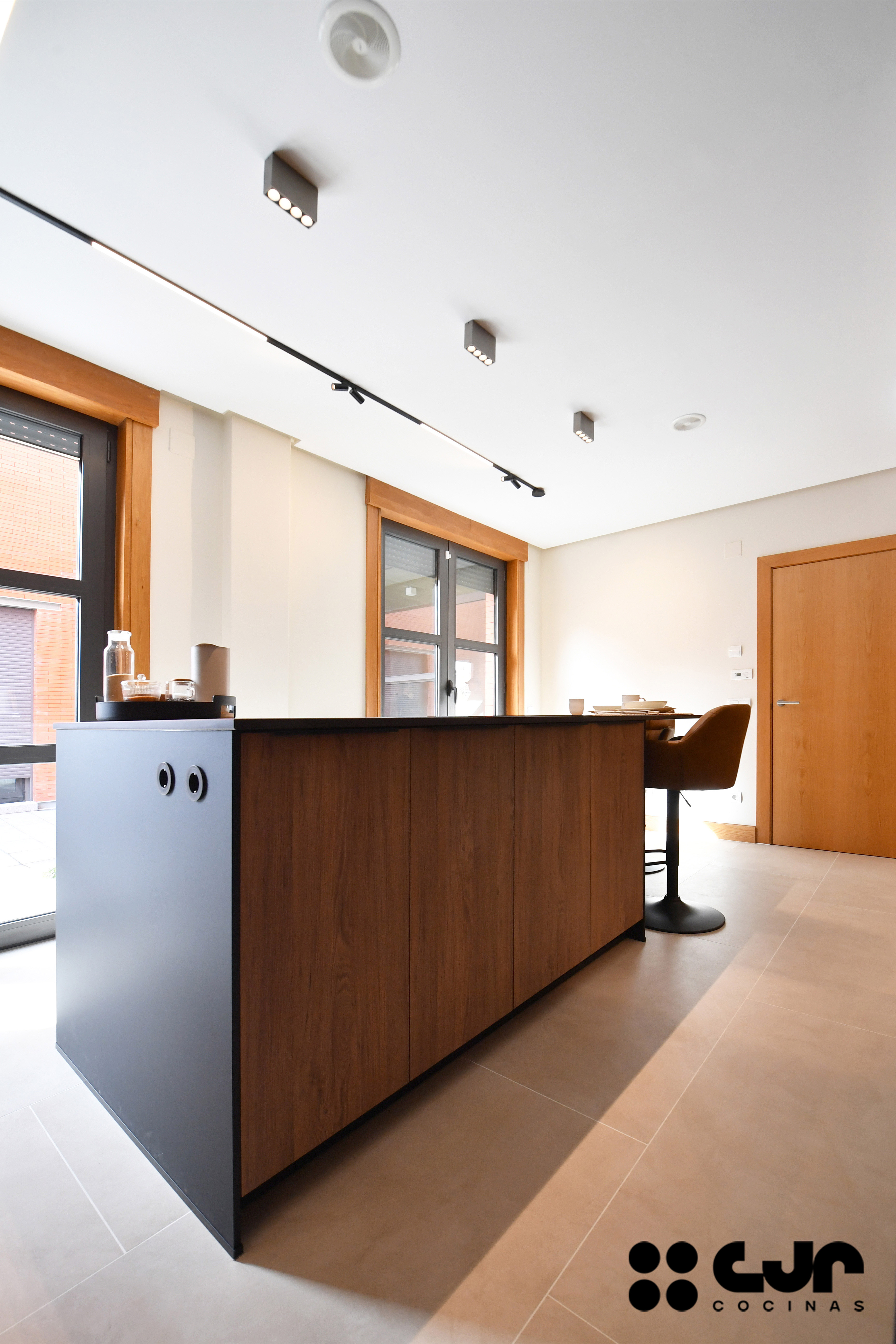 cocina negra mate y madera con isla Dekton Laurent cocinas cjr