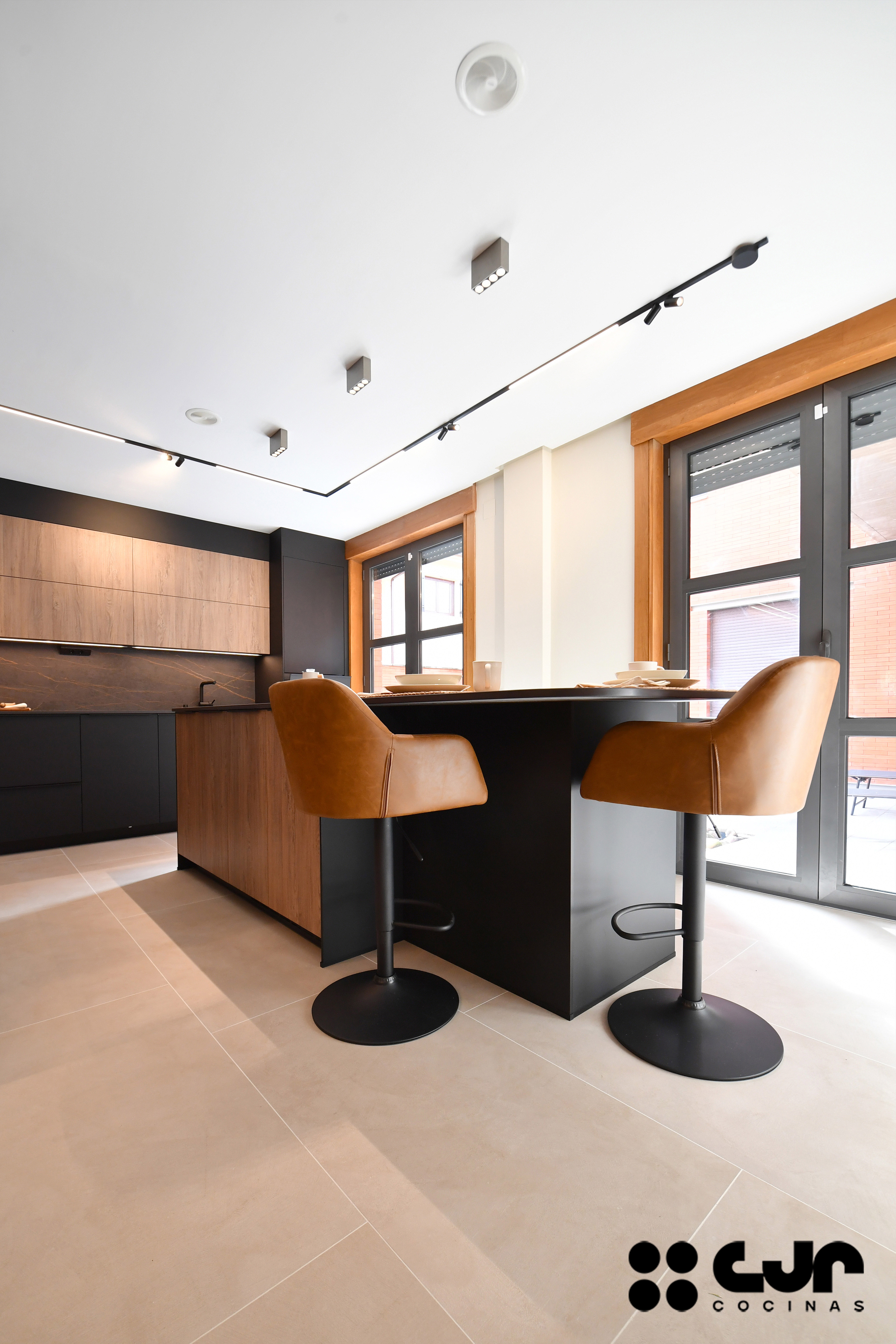 cocina negra mate y madera con isla Dekton Laurent cocinas cjr