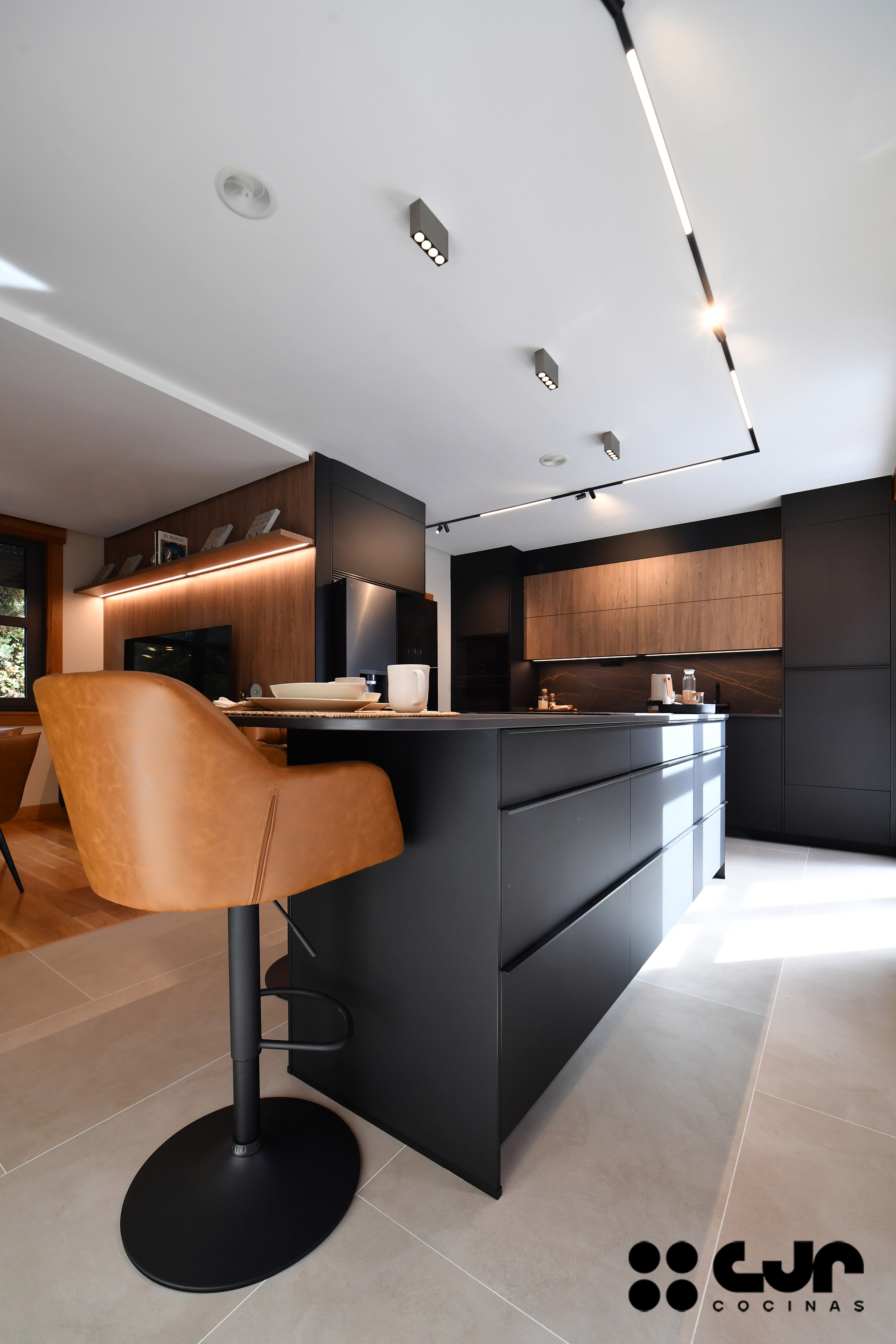 cocina negra mate y madera con isla Dekton Laurent cocinas cjr