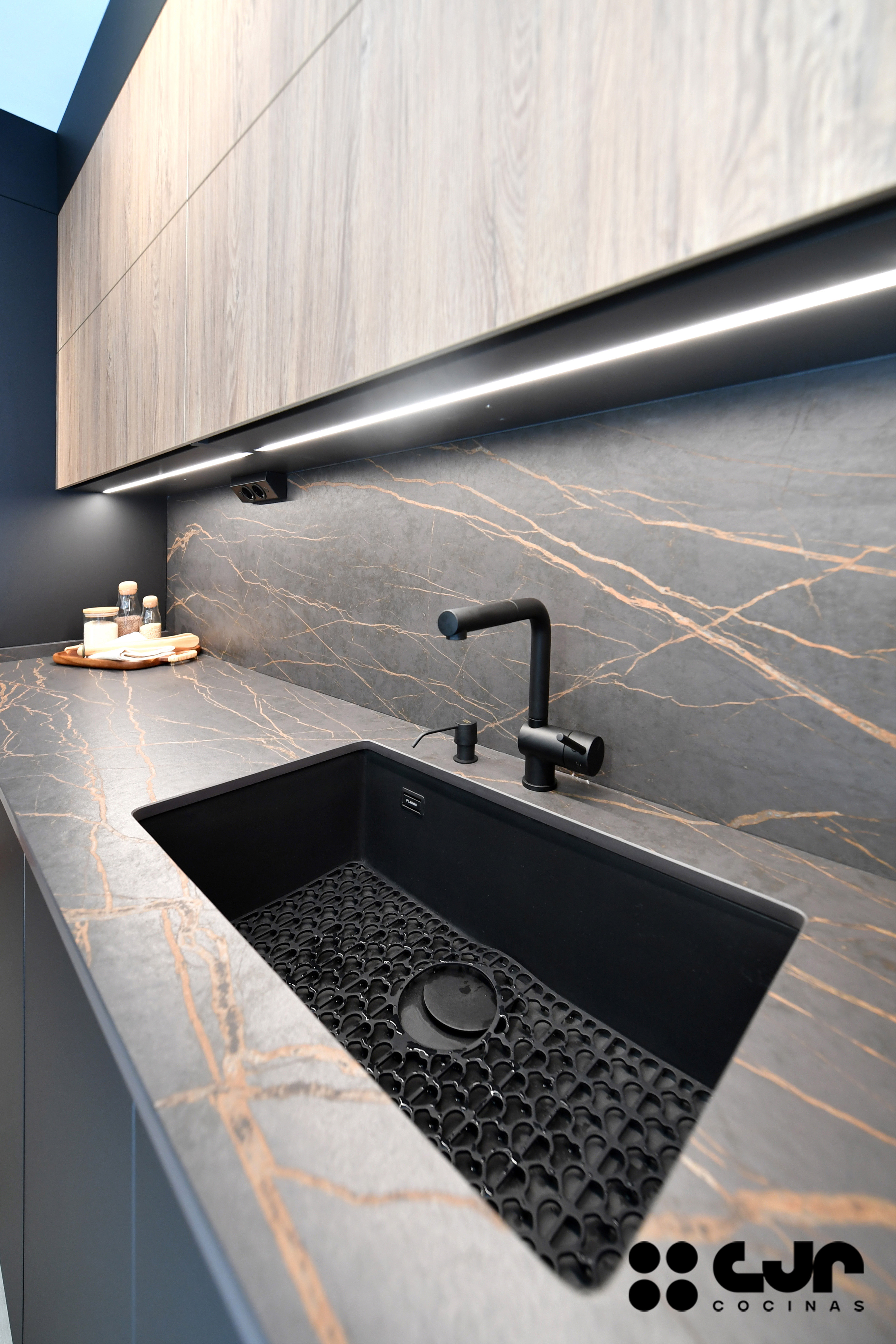 cocina negra mate y madera con isla Dekton Laurent cocinas cjr