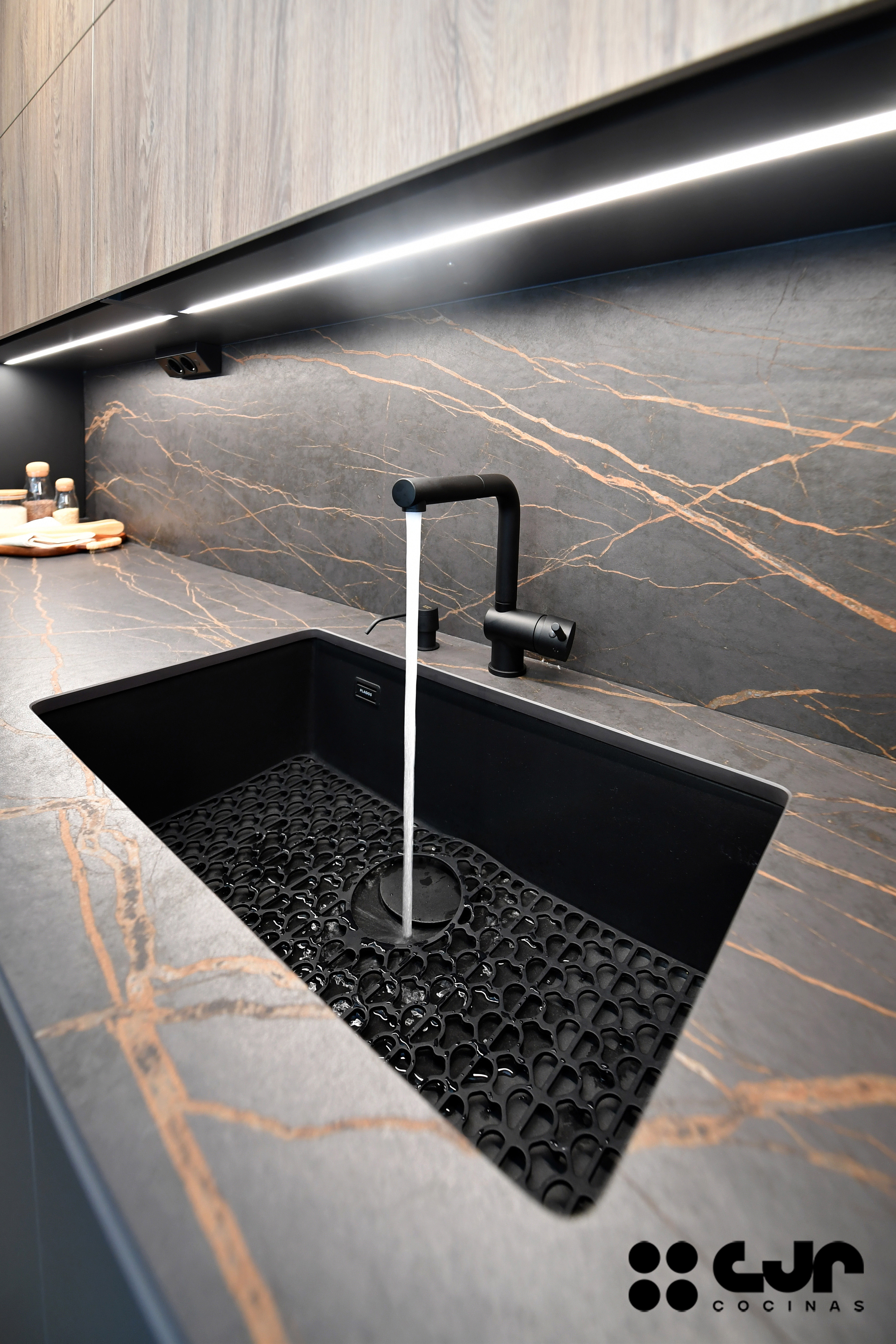 cocina negra mate y madera con isla Dekton Laurent cocinas cjr