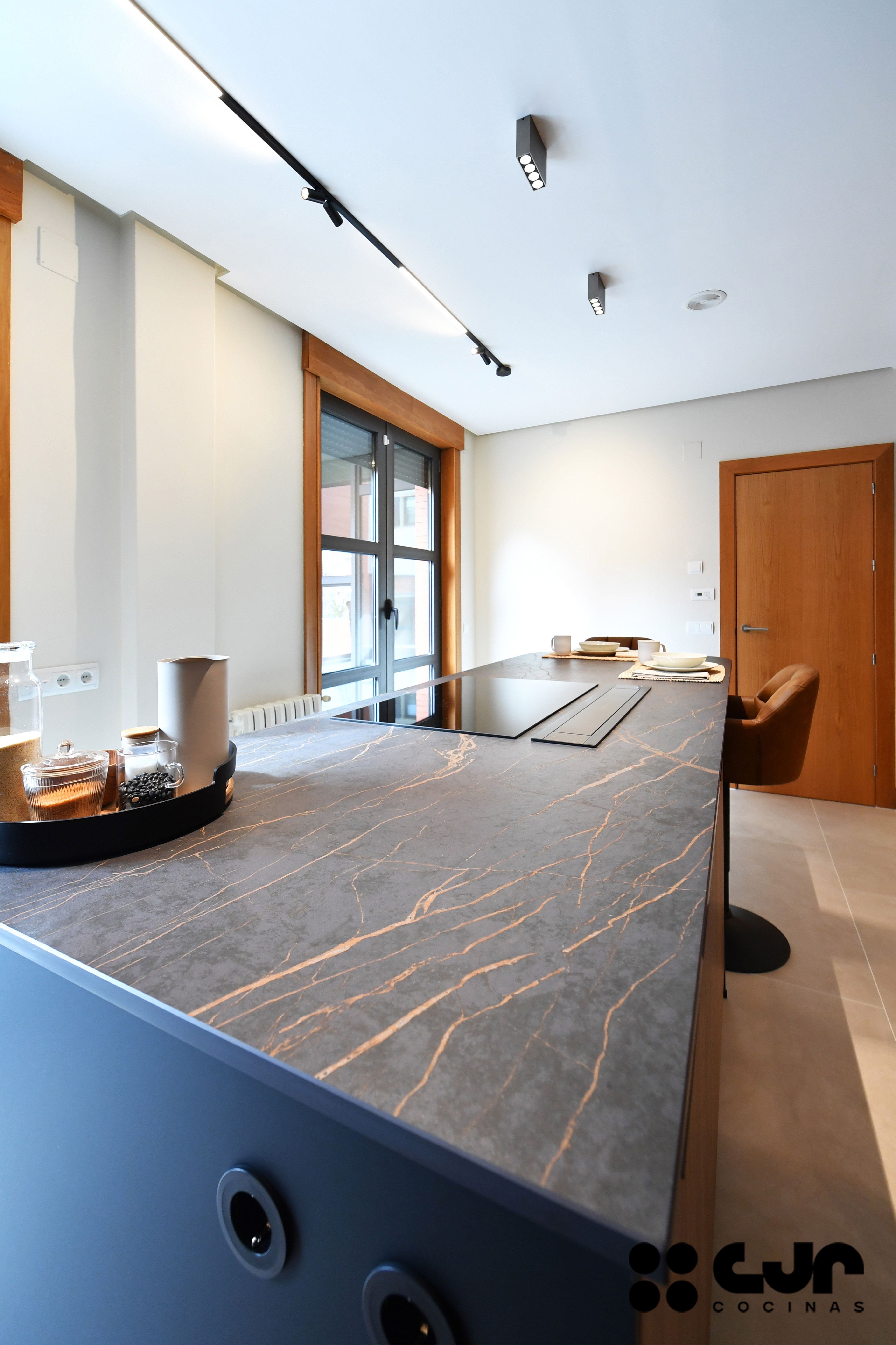 cocina negra mate y madera con isla Dekton Laurent cocinas cjr