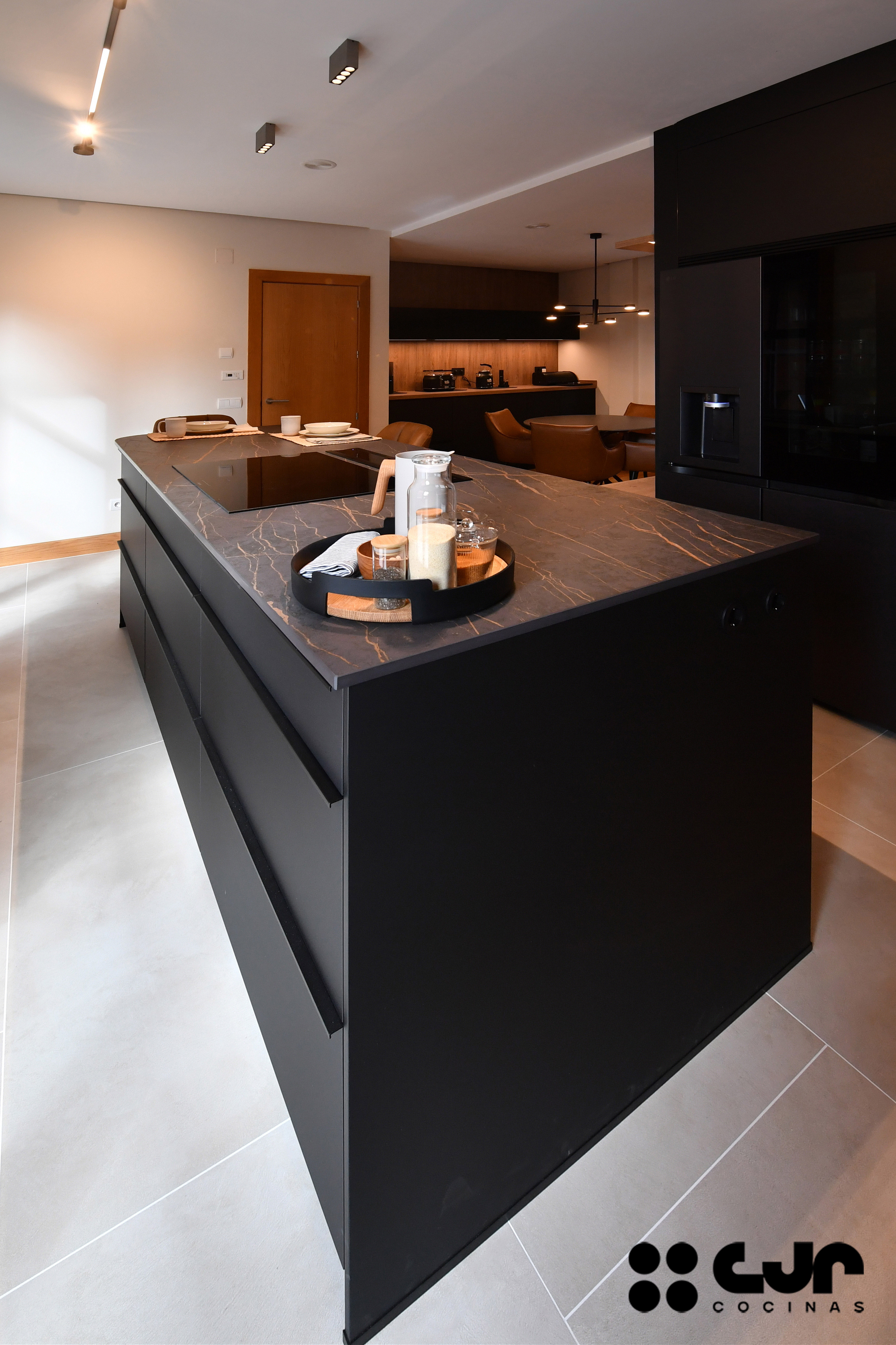 cocina negra mate y madera con isla Dekton Laurent cocinas cjr