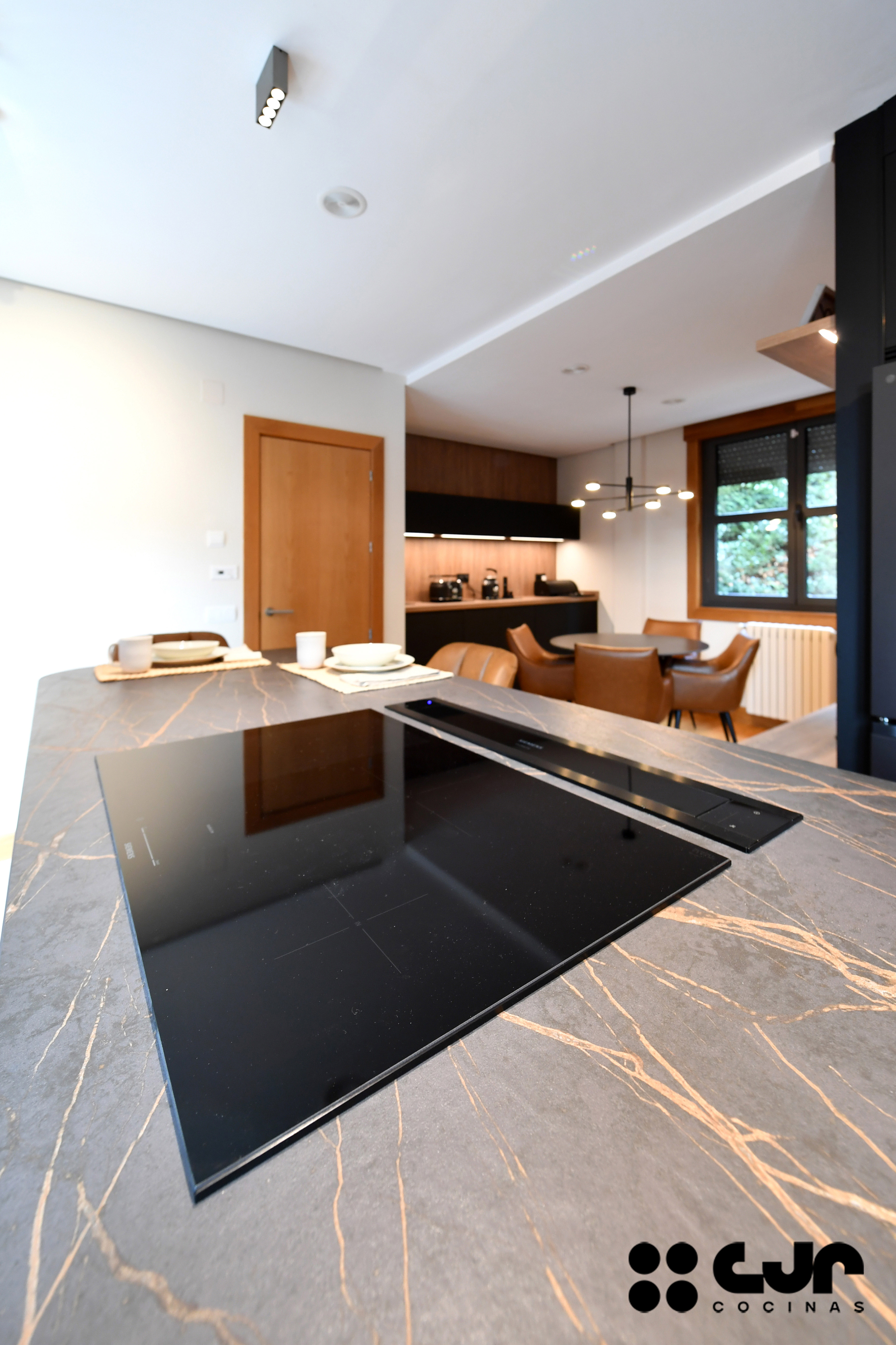 cocina negra mate y madera con isla Dekton Laurent cocinas cjr