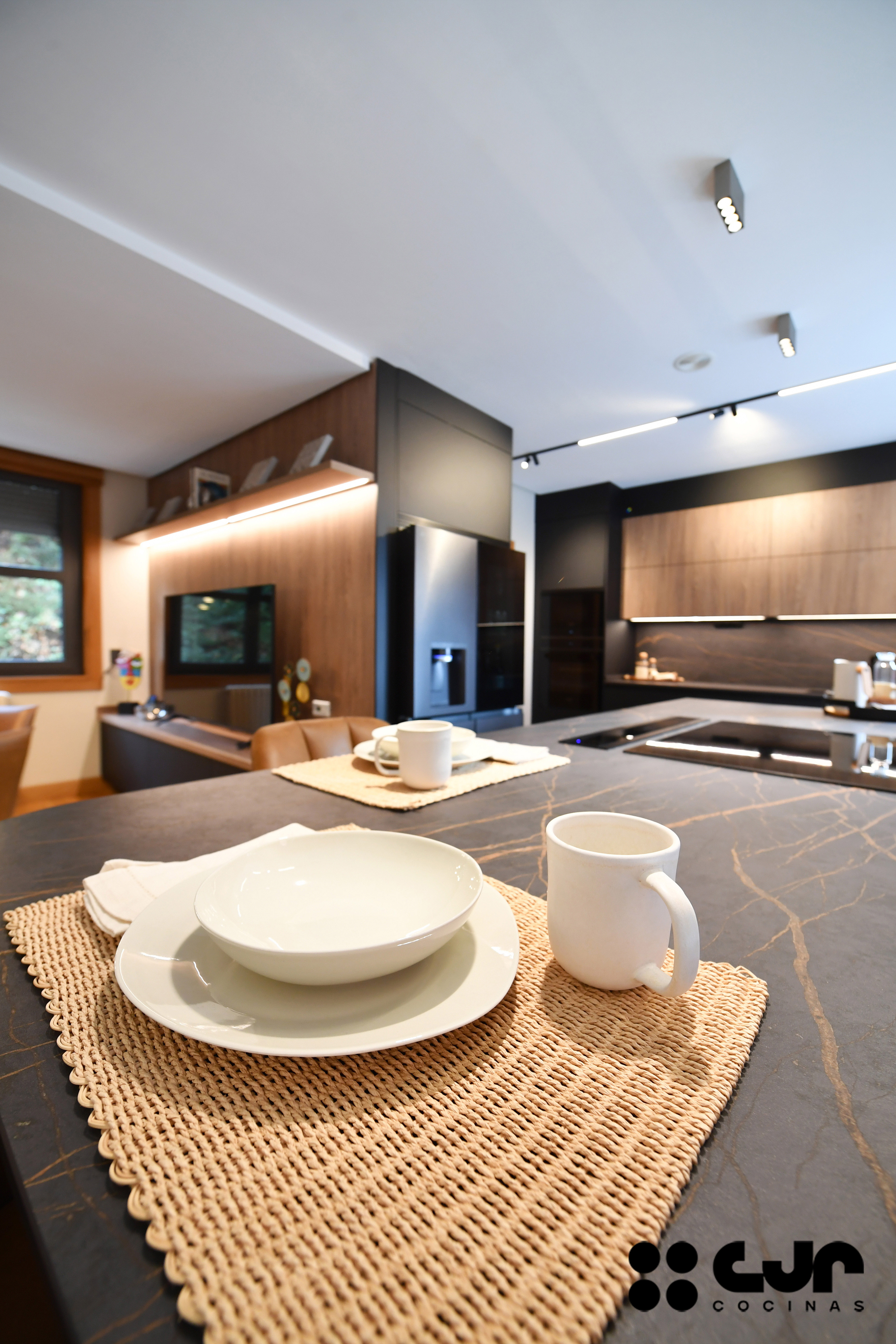 cocina negra mate y madera con isla Dekton Laurent cocinas cjr