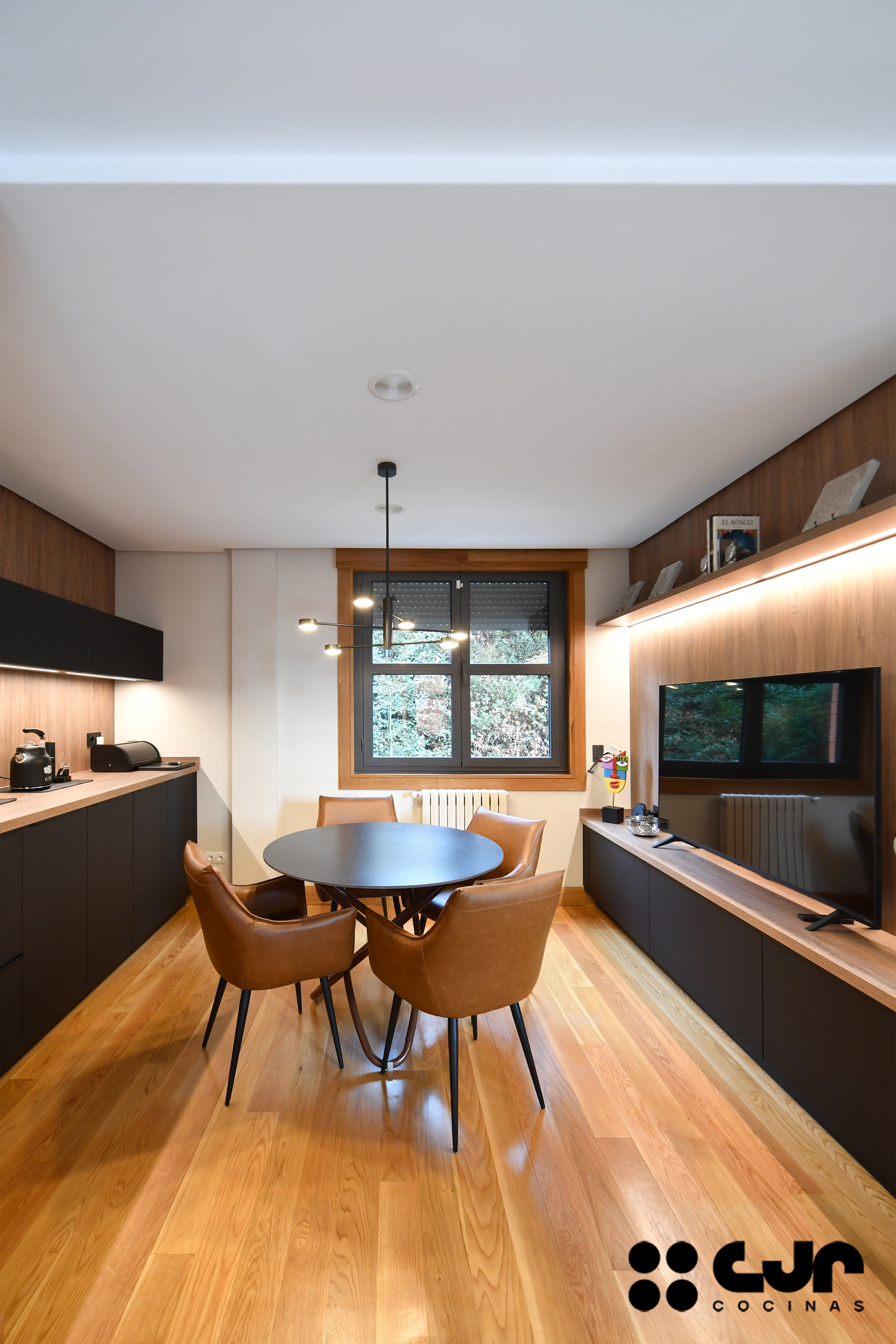 cocina negra mate y madera con isla Dekton Laurent cocinas cjr