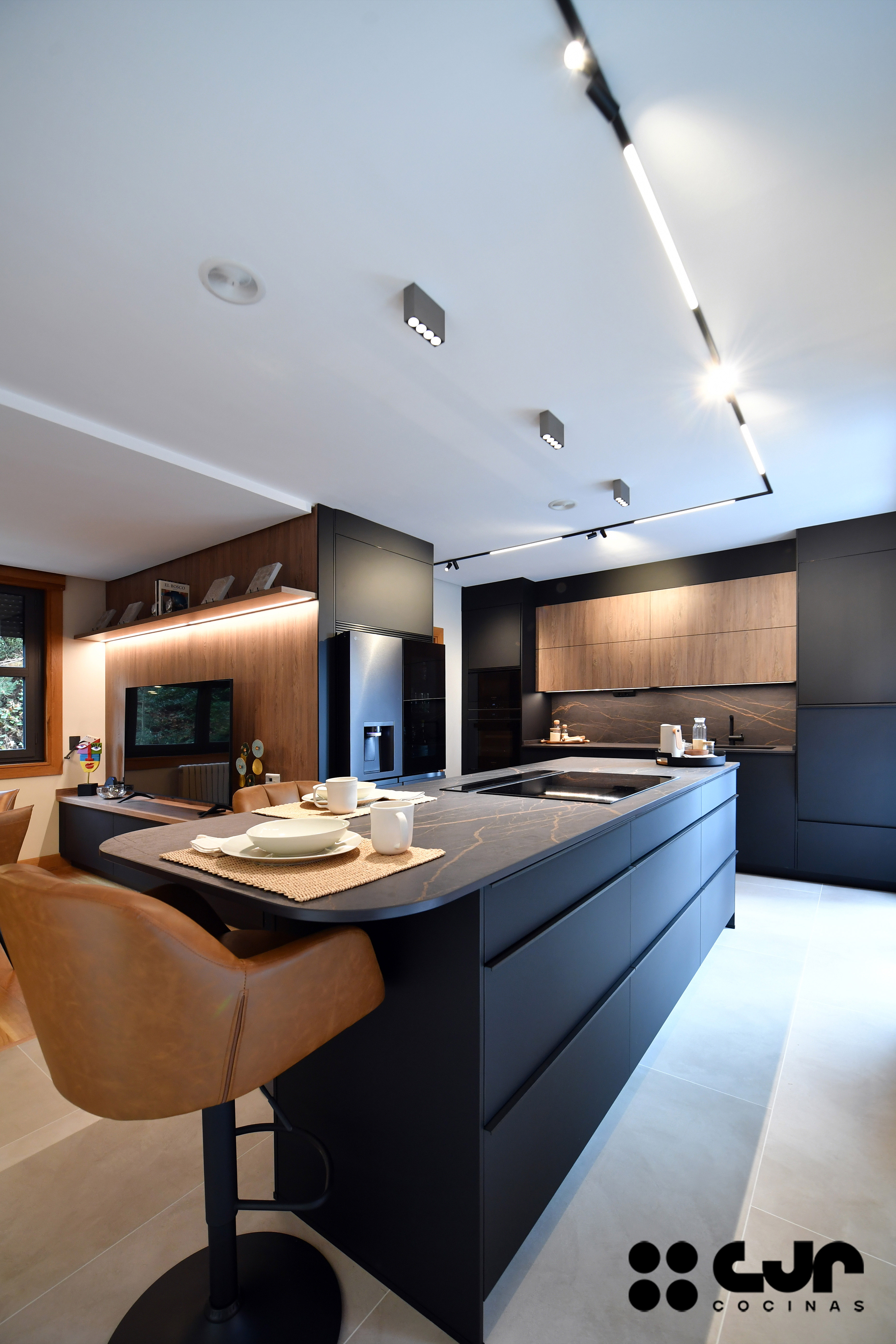 cocina negra mate y madera con isla Dekton Laurent cocinas cjr