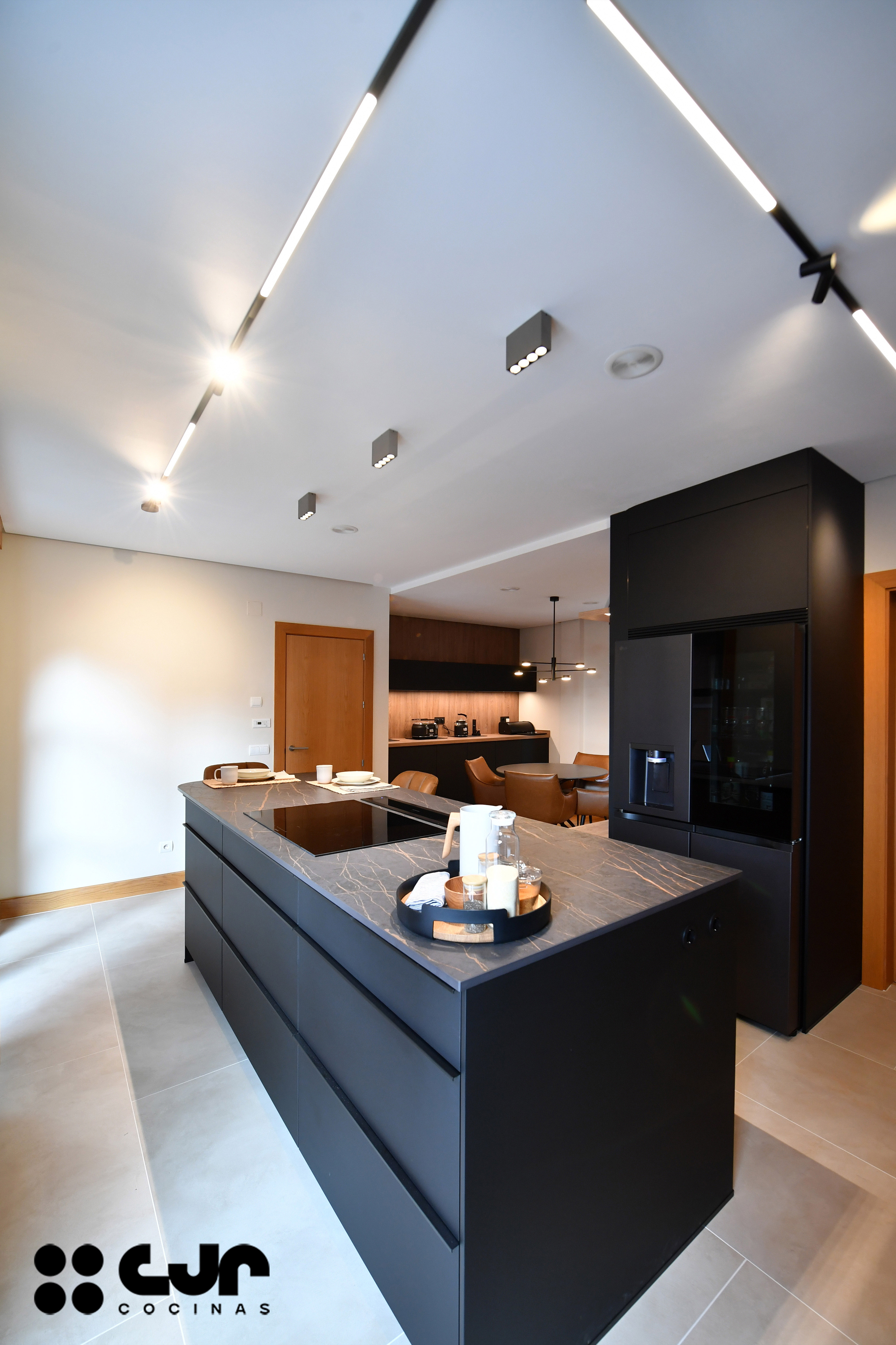 cocina negra mate y madera con isla Dekton Laurent cocinas cjr