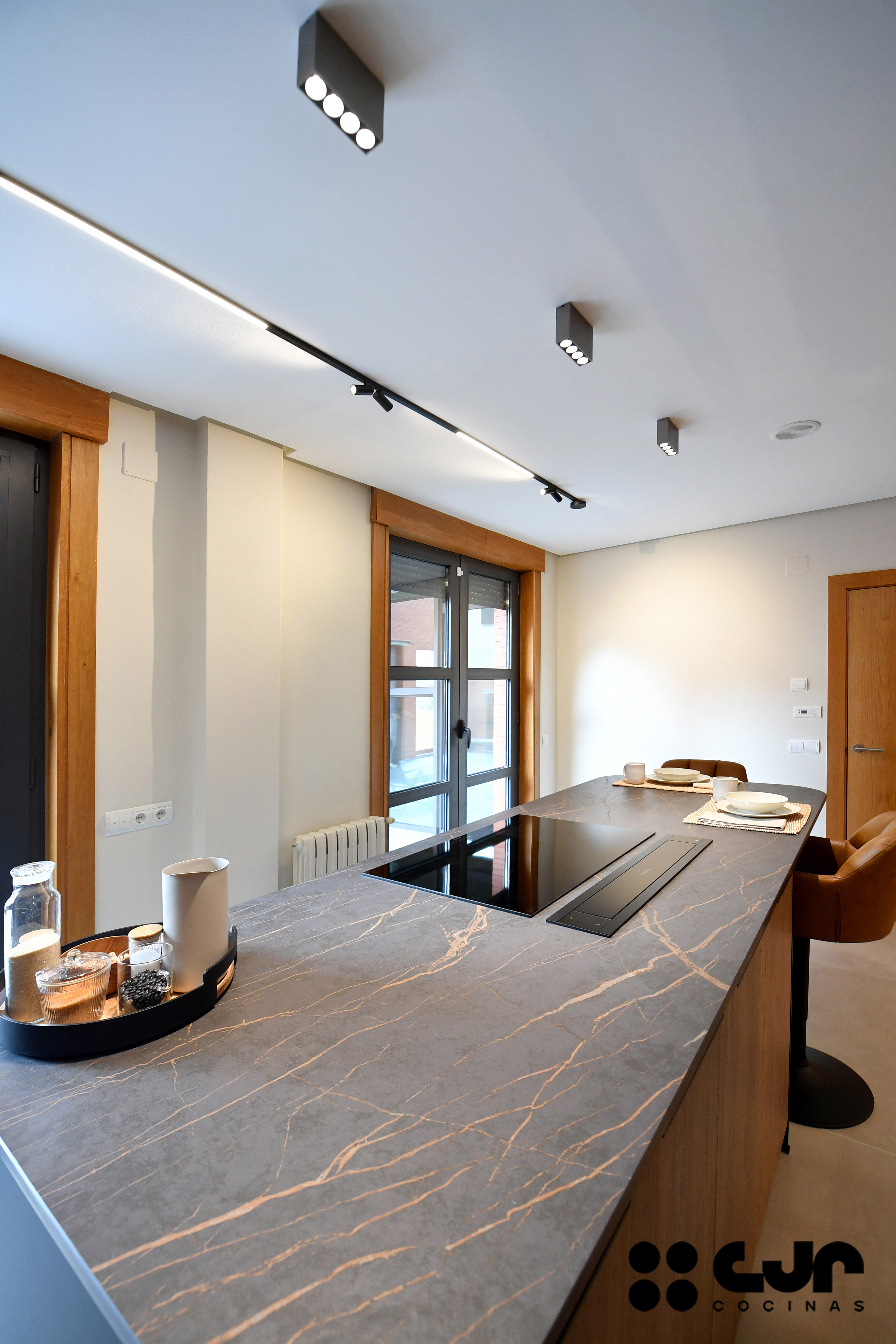 cocina negra mate y madera con isla Dekton Laurent cocinas cjr