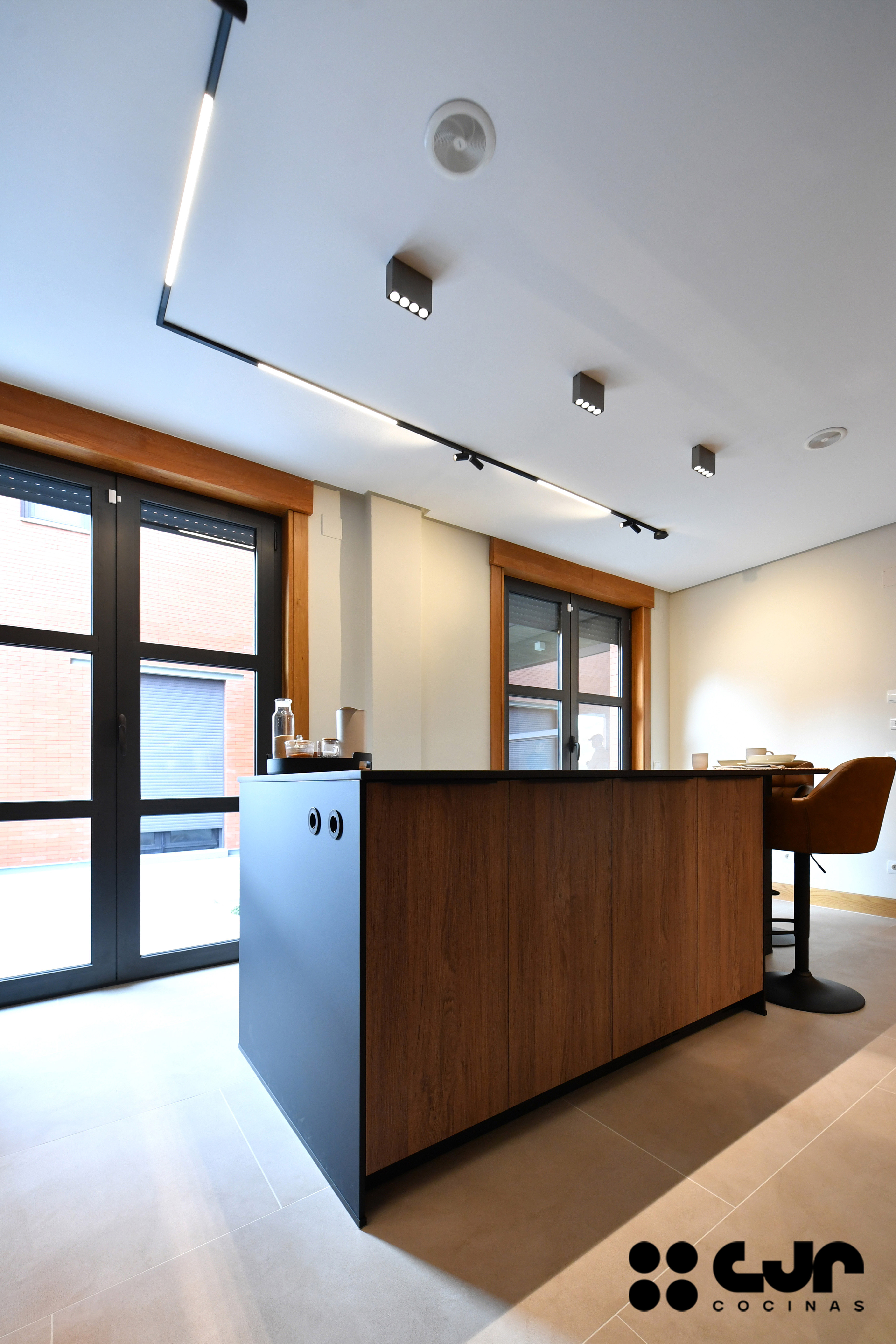 cocina negra mate y madera con isla Dekton Laurent cocinas cjr