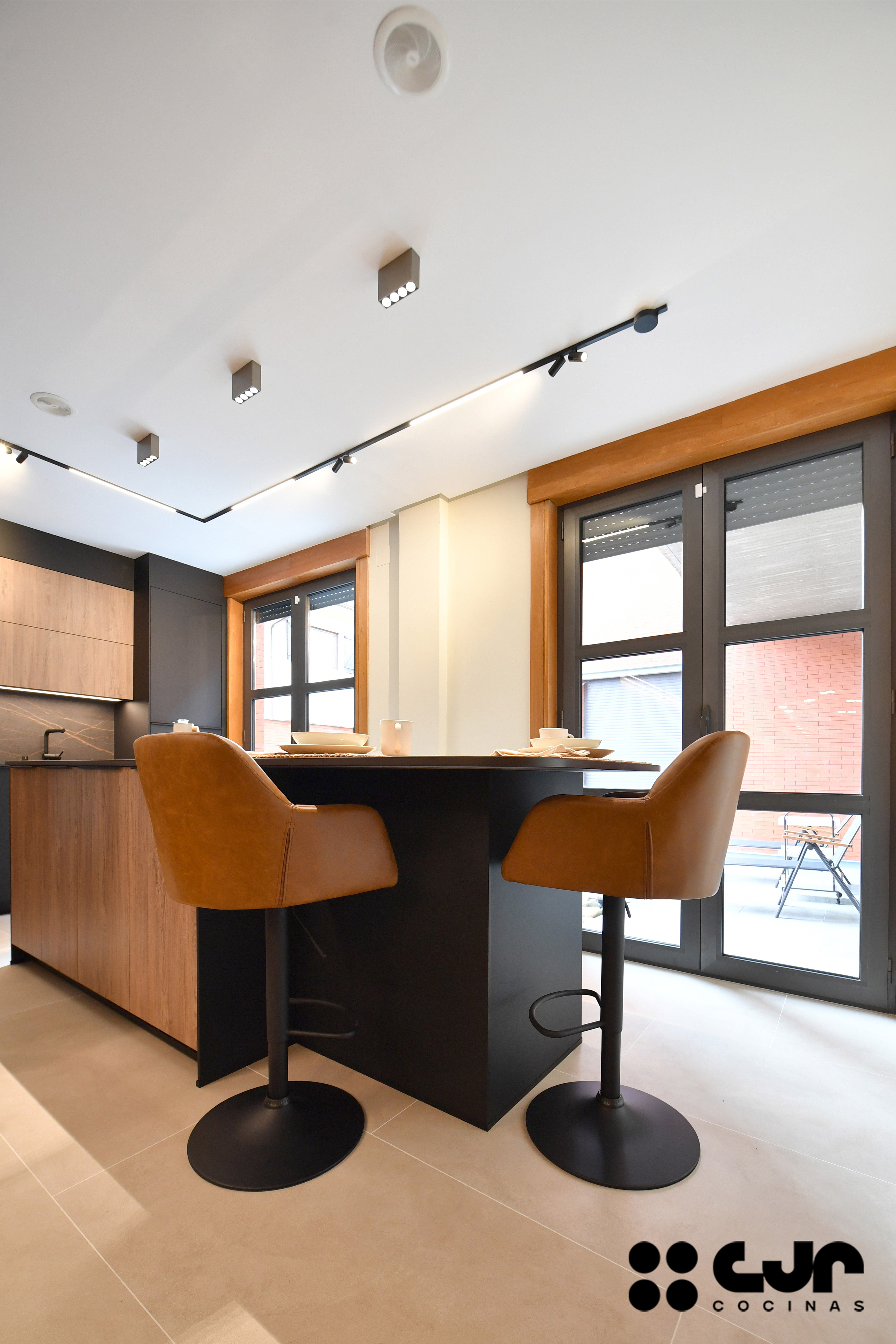 cocina negra mate y madera con isla Dekton Laurent cocinas cjr