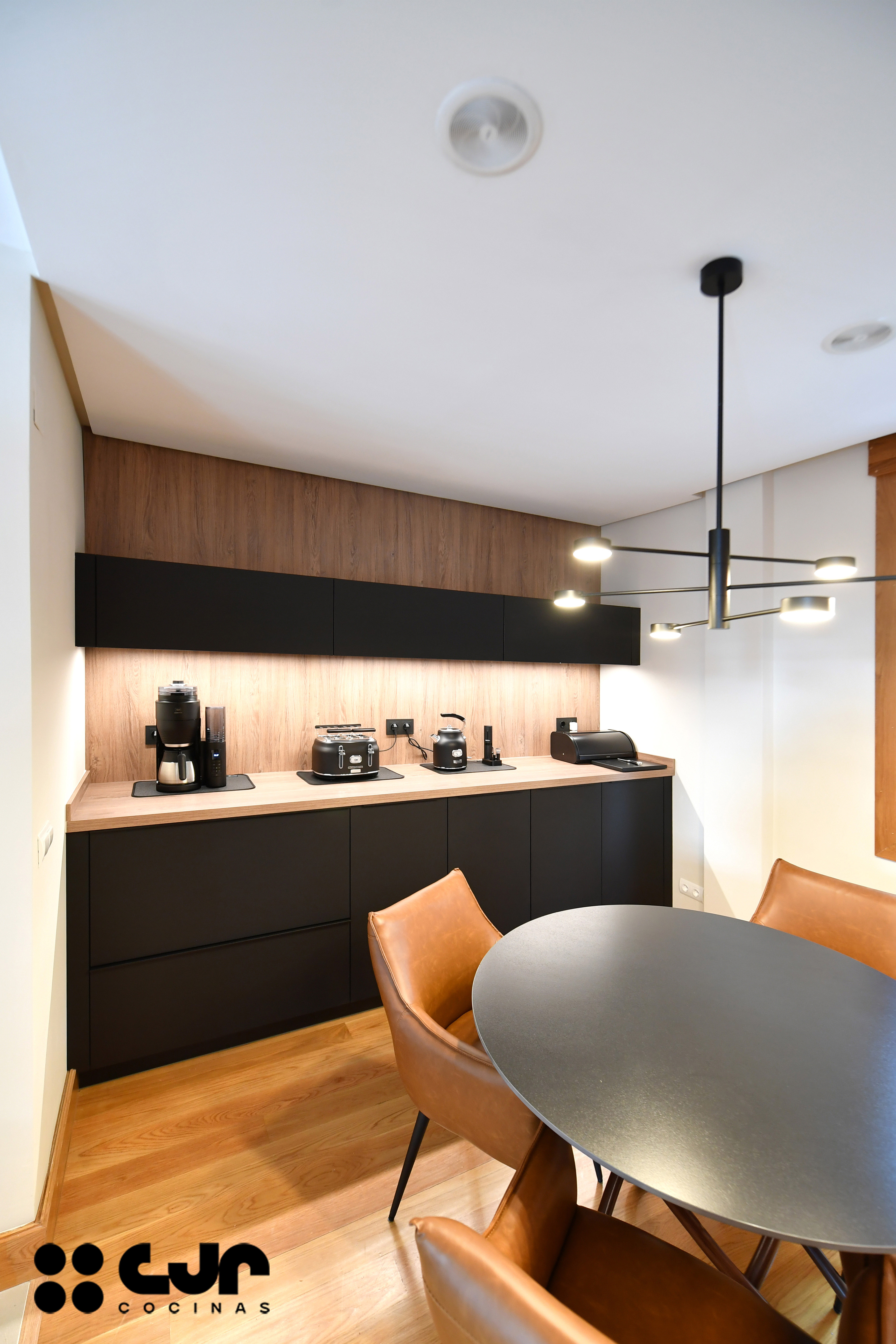 cocina negra mate y madera con isla Dekton Laurent cocinas cjr