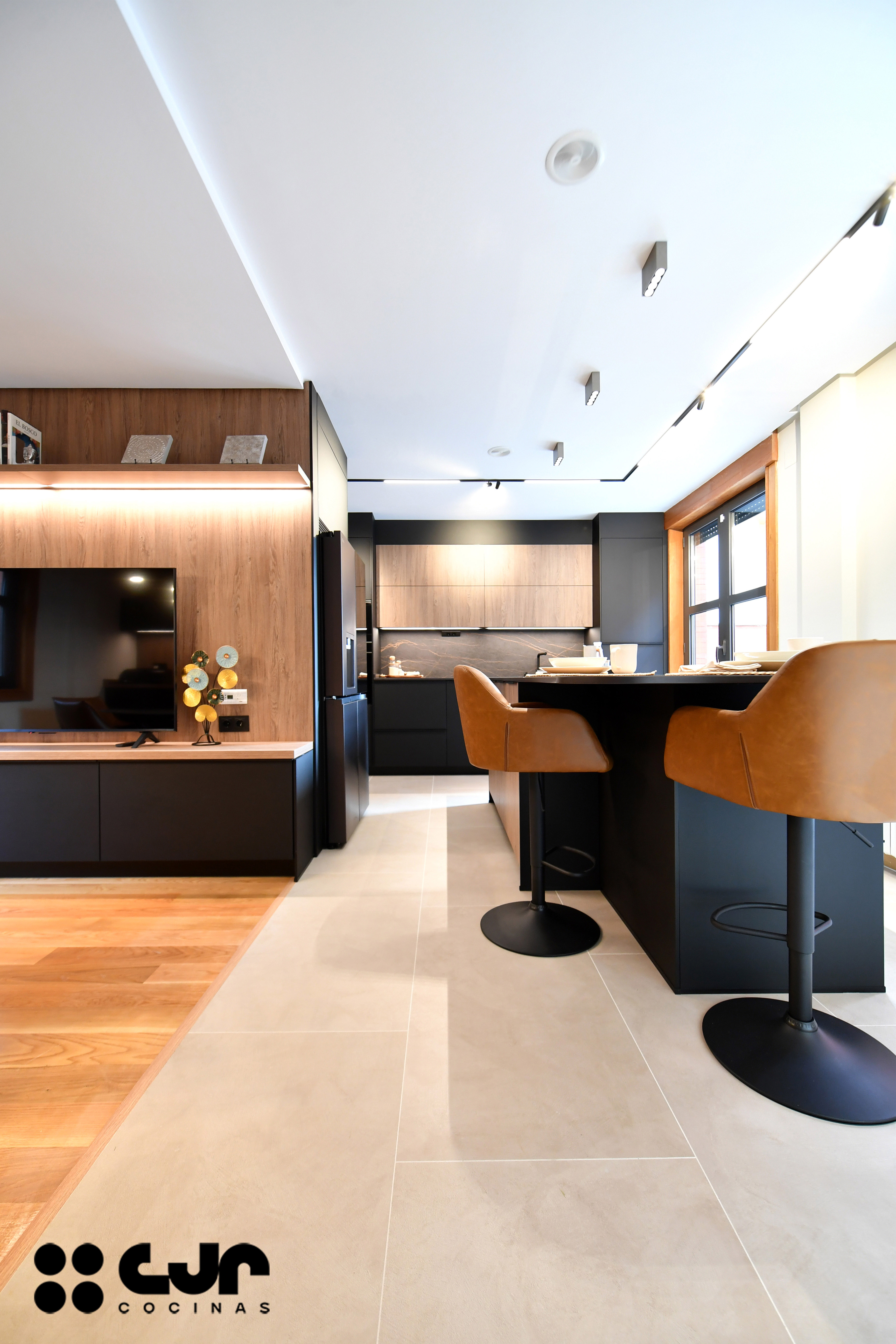 cocina negra mate y madera con isla Dekton Laurent cocinas cjr