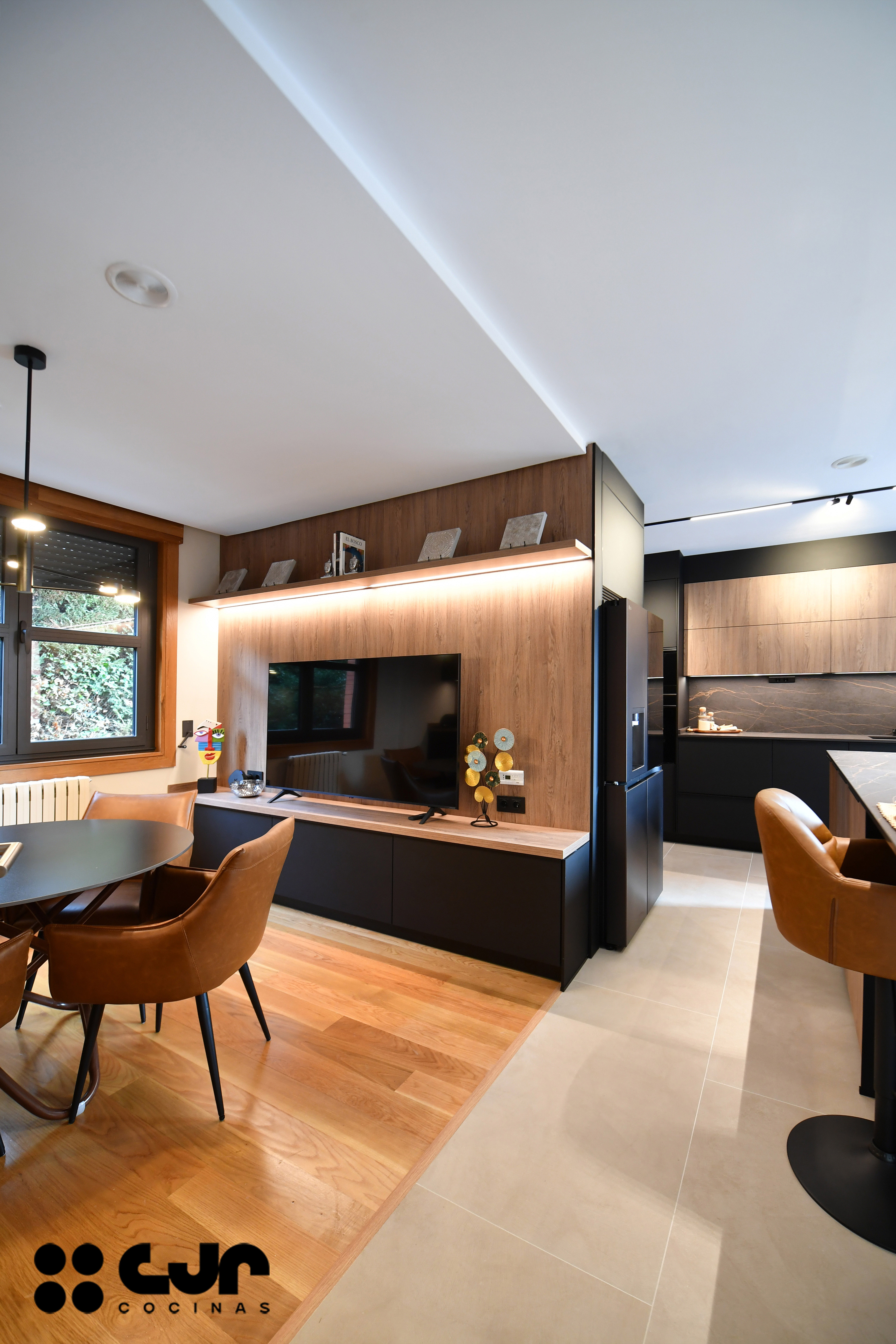 cocina negra mate y madera con isla Dekton Laurent cocinas cjr