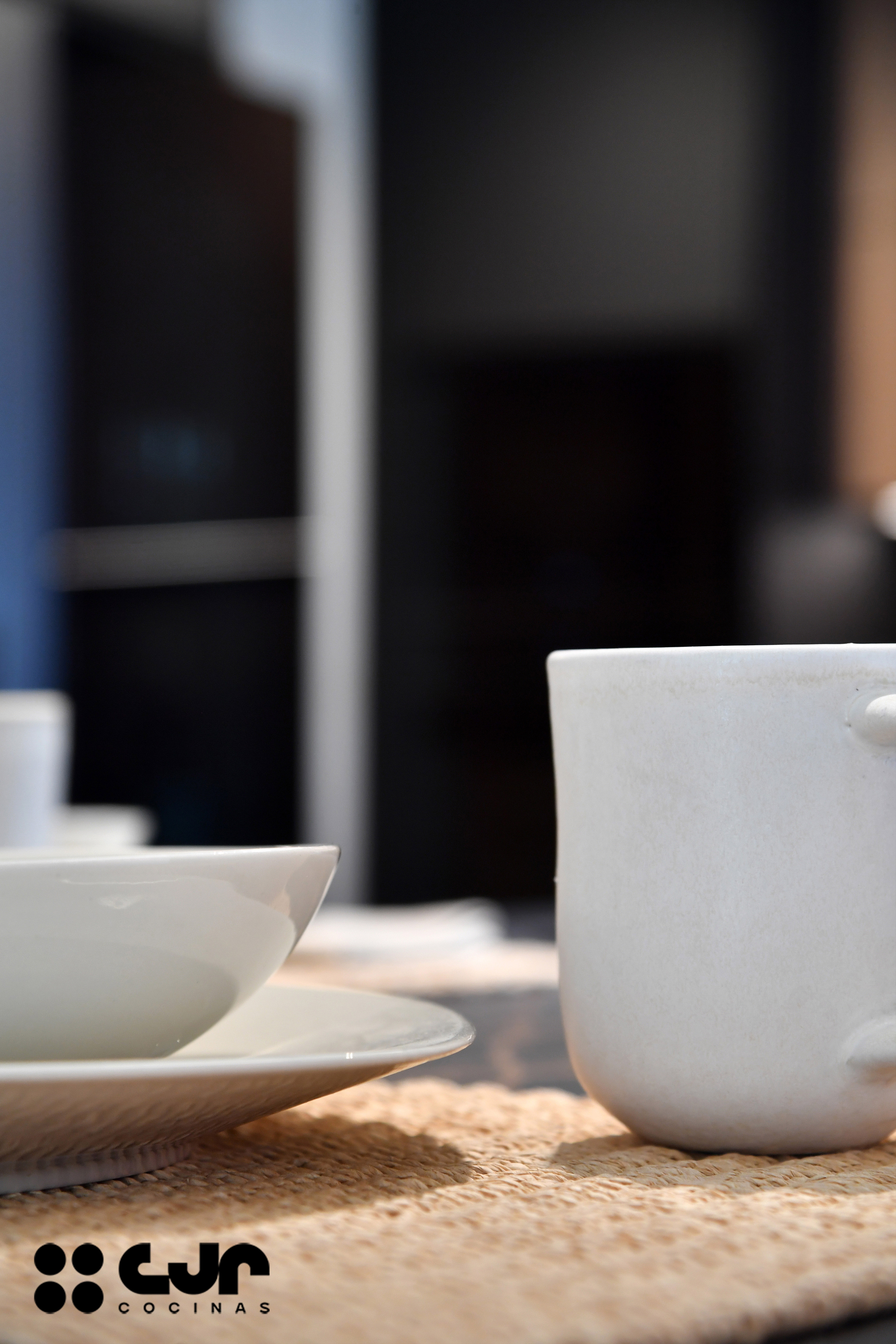 cocina negra mate y madera con isla Dekton Laurent cocinas cjr