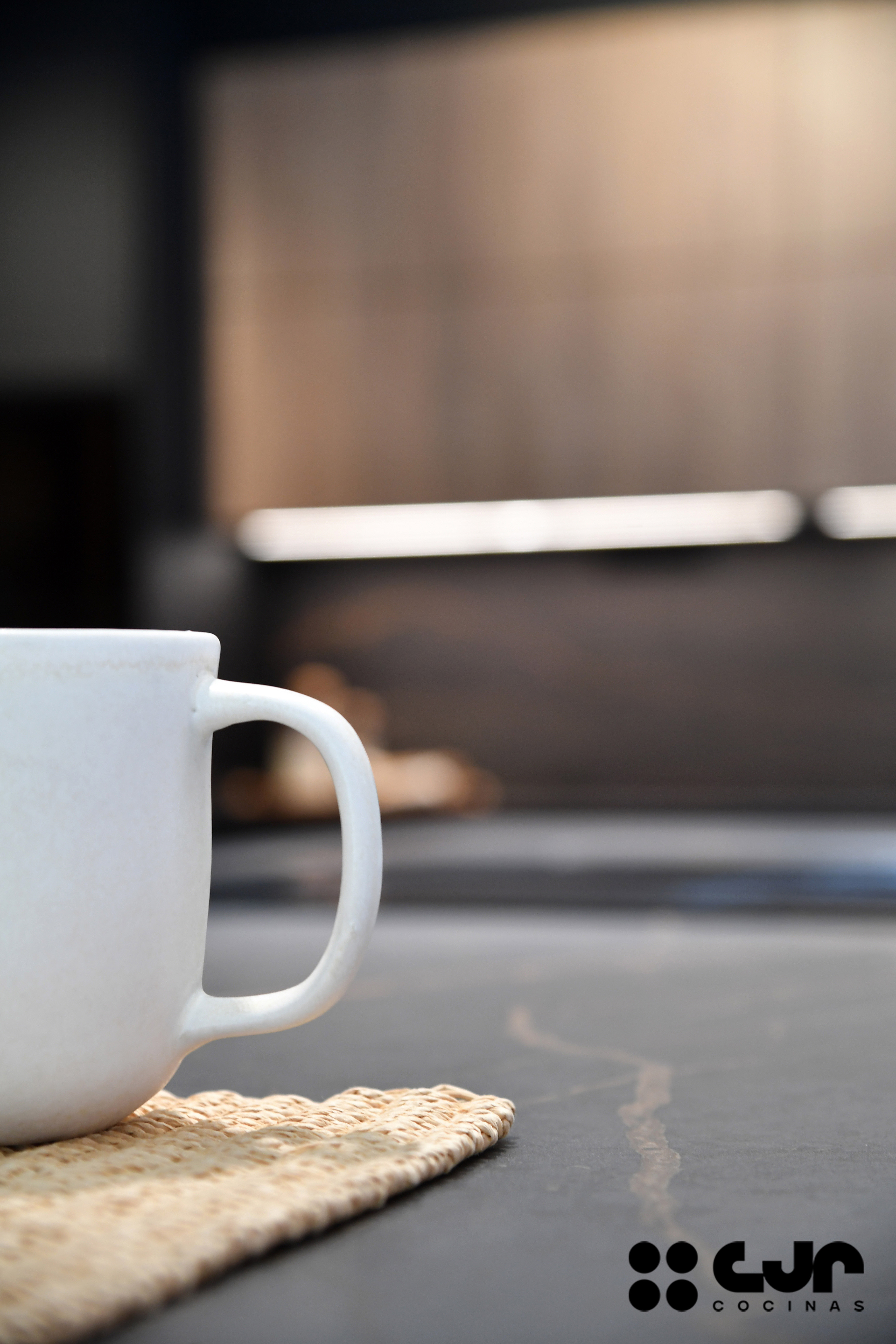 cocina negra mate y madera con isla Dekton Laurent cocinas cjr