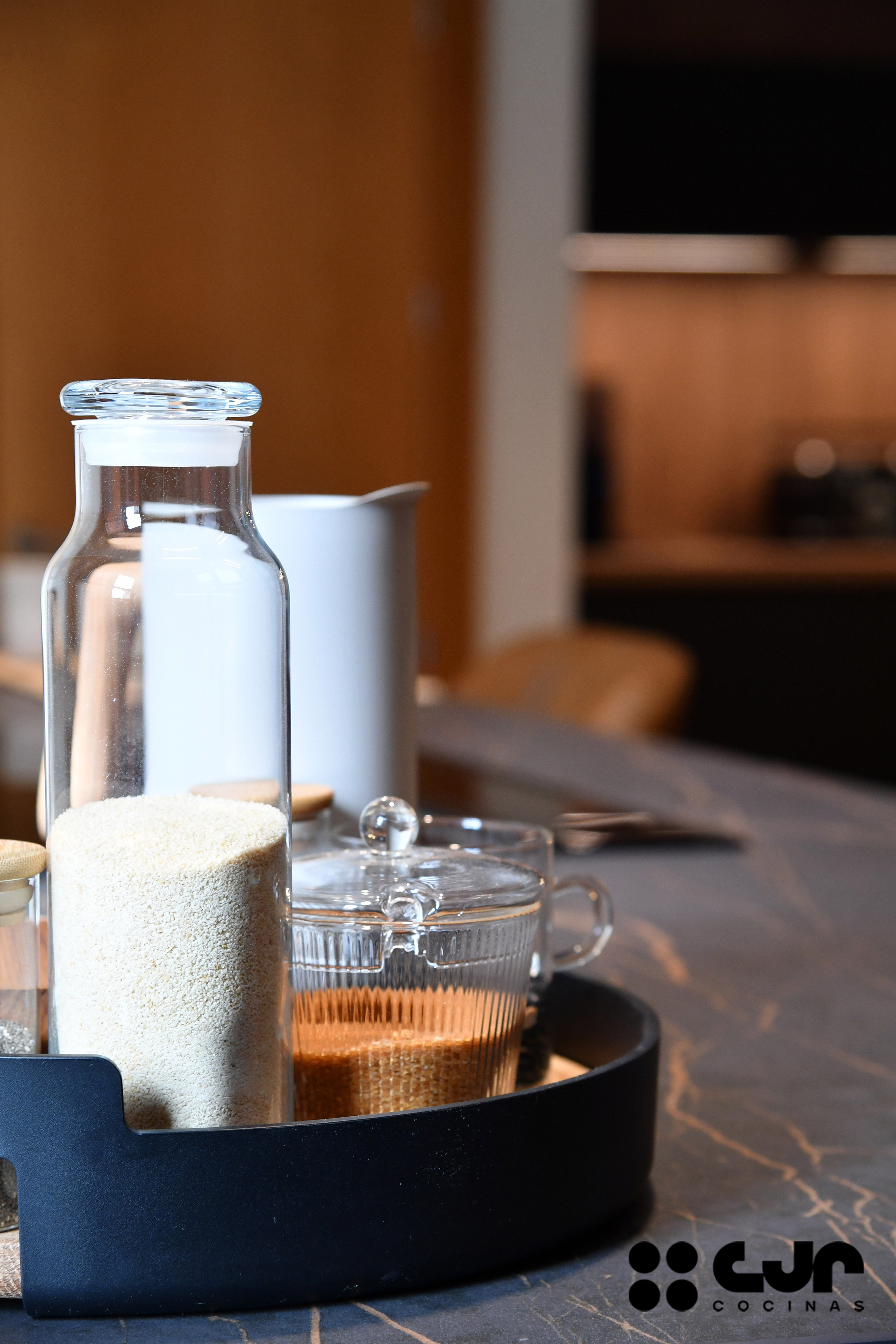 cocina negra mate y madera con isla Dekton Laurent cocinas cjr