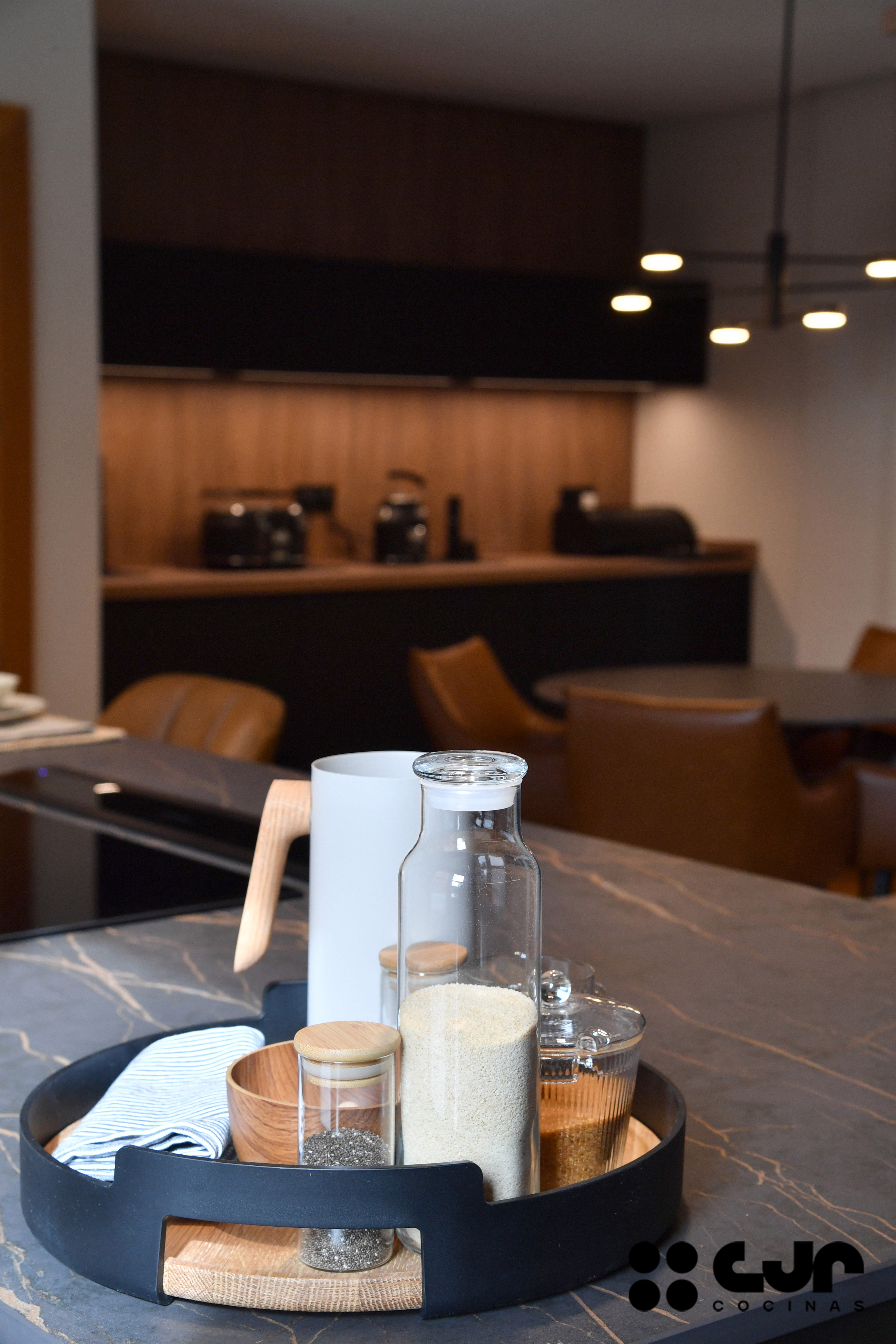 cocina negra mate y madera con isla Dekton Laurent cocinas cjr