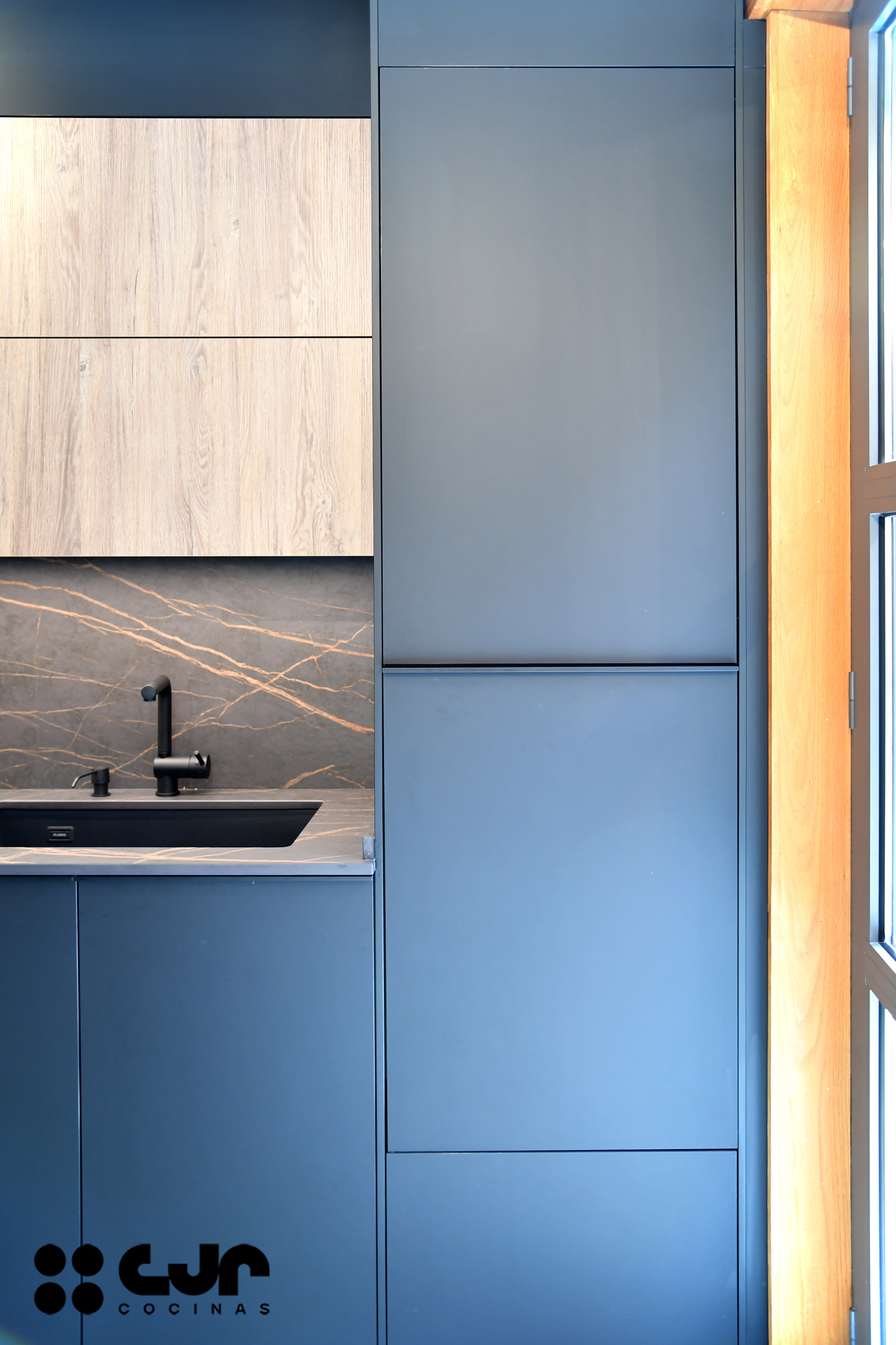 cocina negra mate y madera con isla Dekton Laurent cocinas cjr