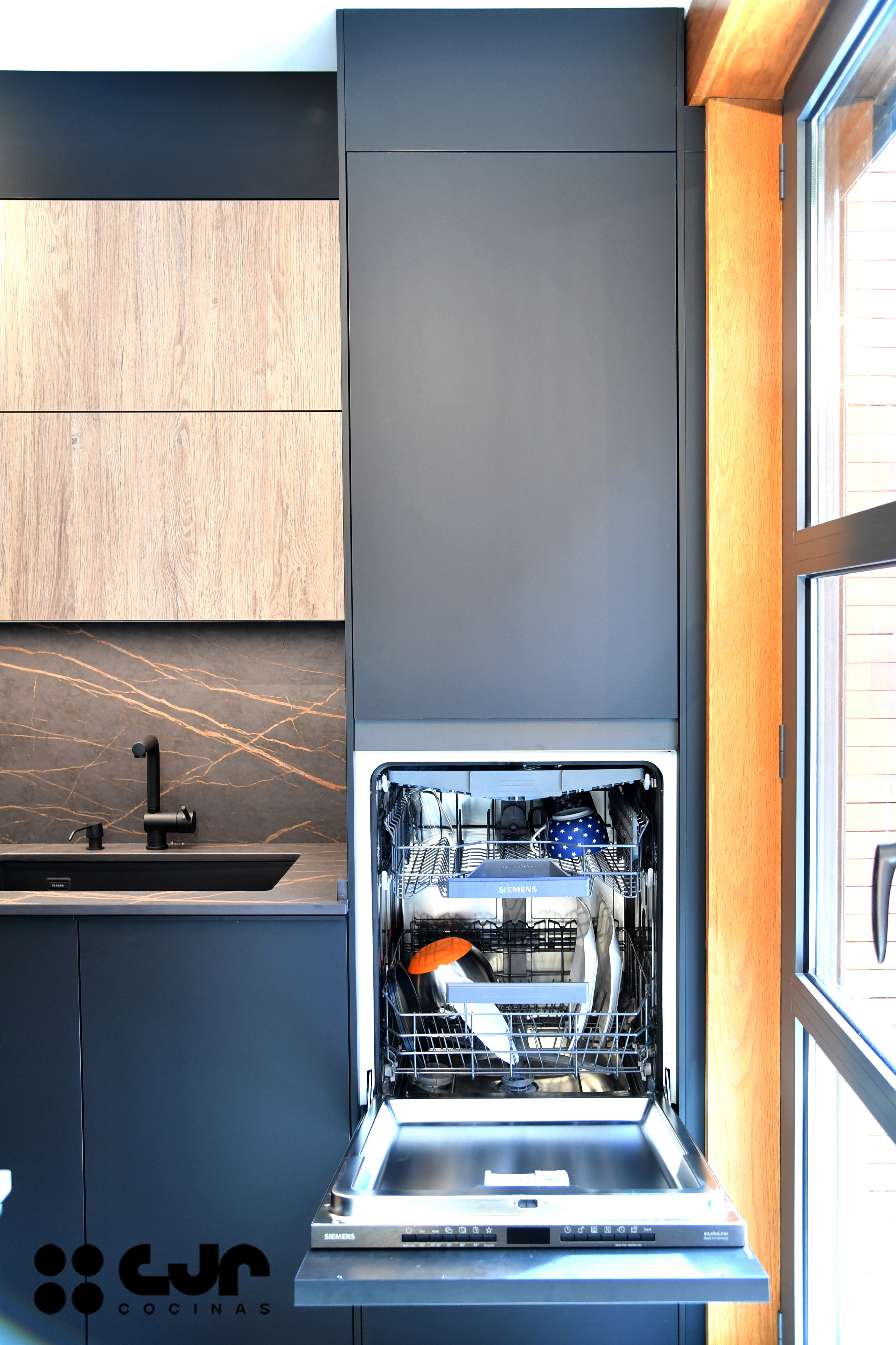 cocina negra mate y madera con isla Dekton Laurent cocinas cjr