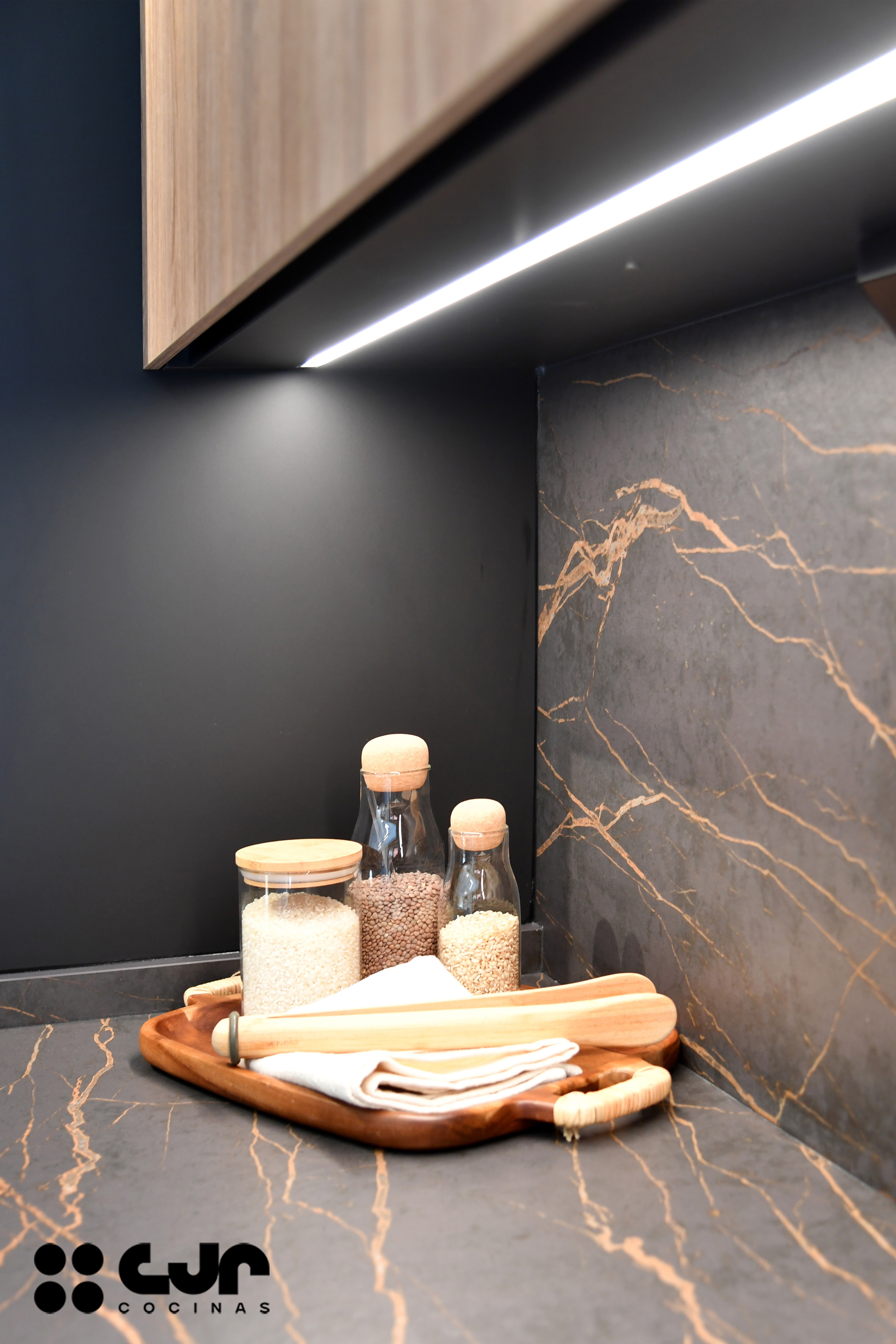 cocina negra mate y madera con isla Dekton Laurent cocinas cjr