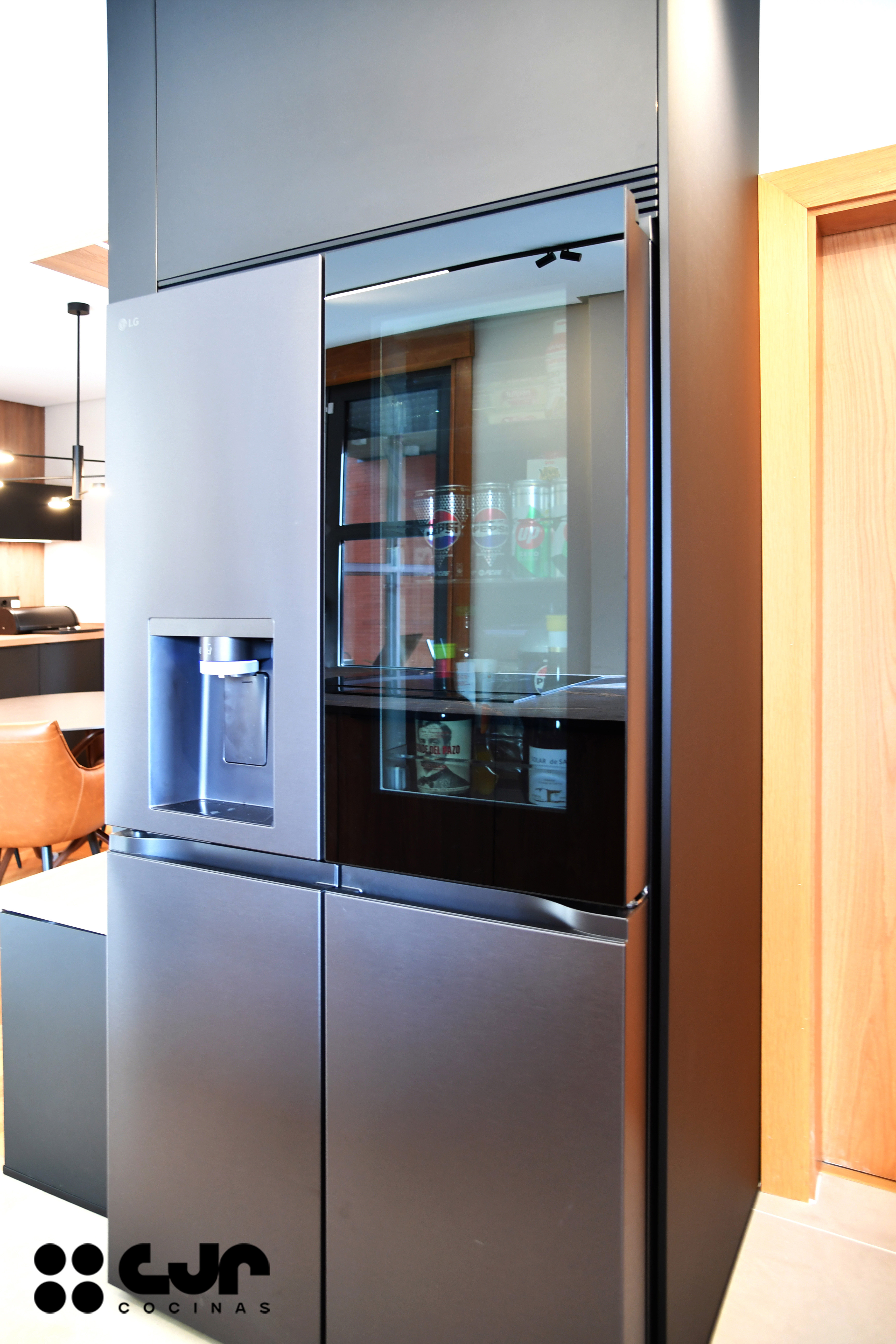 cocina negra mate y madera con isla Dekton Laurent cocinas cjr