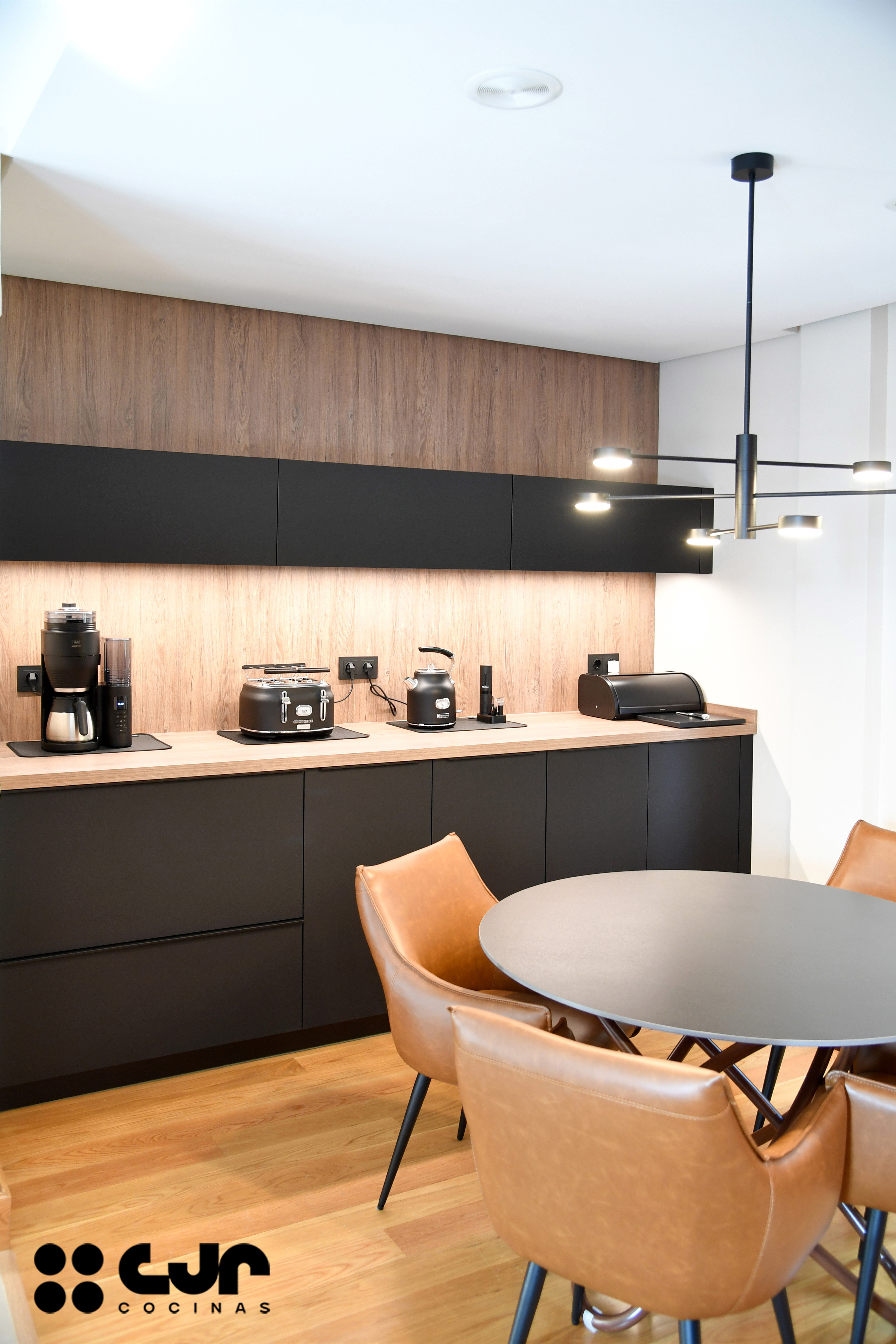 cocina negra mate y madera con isla Dekton Laurent cocinas cjr